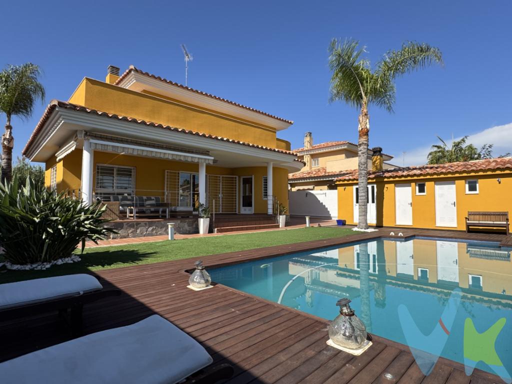 Chalet independiente junto al Colegio IALE y parada de metroLa vivienda se encuentra en una de las zonas más demandadas, a tres minutos andando del Colegio IALE y de la parada de metro, lo que permite desplazarse cómodamente sin necesidad de coche. Además, cuenta con todos los servicios cercanos: colegios, zonas deportivas, parques y una excelente conexión con Valencia que hará que no dependas del coche.Planta baja: zona de díaEn la planta baja encontramos un amplio recibidor que  da a un coqueto baño completo, una habitación para poder usarla para invitados o como despacho, un amplio y luminoso salón-comedor con salida a la terraza y por ultimo tenemos el corazón de la vivienda, una amplia cocina office con galería armariada a parte y espacio para una mesa con 4 comensales y barra con 2 taburetes. Desde la misma también podemos salir a una amplia terraza de 25 m2 con espacio para dividirla en dos ambientes, comedor de verano y zona de estar desde donde se disfrutan de unas maravillosas vistas a la piscina y jardín.Planta primera: zona de descanso privadaAl subir por la elegante escalera con barandilla de acero inoxidable y lampara de diseño italiano, accedemos a la zona de noche, amplia y bien distribuida:Un espacioso distribuidor con armario empotrado, que aporta sensación de amplitud y permite una circulación cómoda entre las estancias.Dos dormitorios dobles adicionales, ambos con armarios empotrados con baño completo incorporado y mucha luz natural. Esto da mucha comodidad, independencia  y privacidad.Un dormitorio principal en suite, con baño completo incorporado y amplio vestidor con espejoParcela y exterioresLa vivienda se ubica en una parcela de 506 m2 aprovechados al máximo, que linda tan solo con dos vecinos (uno a cada lado). Está totalmente acondicionada con una amplia piscina rodeada de madera tropical, el jardín está dotado de riego por goteo y zonas de césped artificial, pensado para no tener que dedicarle tu valioso tiempo. Encontramos también una construcción que alberga una cocina de verano/ paellero con extractor de humos motorizado, un bonito baño y un trastero/cuarto de aguas en el que está la depuradora de la piscina y el descalcificador de agua que da servicio a toda la vivienda.   Algunas calidades de la vivienda serían: Calefacción por radiadores de gas natural, aire acondicionado por conductos (solo frío), instalación básica de domótica con pantalla de control digital,  Iluminación y mecanismos de diseño, persianas motorizadas, mosquiteras en todas las ventanas, paredes lisas, barandillas de acero inoxidable en escaleras y terraza, suelos de mármol etc... Ideal para familias que buscan espacio, comodidad y una ubicación excepcional. Una vivienda lista para entrar a vivir y disfrutar desde el primer día.Por mandato expreso del propietario, comercializamos este inmueble en exclusiva compartida, lo que garantiza el mejor trato y fiabilidad de la negociación, garantizamos un servicio de calidad. Si usted es agente inmobiliario y tiene un cliente para este inmueble, llámenos, estamos encantados de colaborar. La descripción del presente inmueble e imágenes tienen mero carácter informativo y en ningún caso carácter contractual, pudiendo ser modificados por la inmobiliaria sin que ello implique responsabilidad alguna frente a terceros. Agencia Registrada con el Nº 90 en el Registro Obligatorio de Agentes Inmobiliarios de la Comunitat Valenciana. Puede consultar en la web de la GVA. En el precio no están incluidos los gastos, honorarios ni impuestos. 