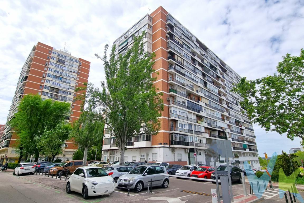 Nuevo Milenio Inmobiliaria presenta este piso de 64 m² en el Barrio del Pilar, una vivienda con muy buena altura, muchísima luz natural y una terraza perfecta para disfrutar del aire libre sin salir de casa, tanto en verano como en invierno, puesto que al estar parcialmente acristalada cuenta con un espacio útil adicional que permite disponer de una tercera estancia polivalente. 

Cuenta con 2 dormitorios, una distribución cómoda y amplias posibilidades de reforma para actualizar los acabados y adaptarlo a tu estilo de vida. Baño con ventana, cocina con espacio para comer y tendedero. La parte de la terraza que está abierta tiene acceso desde el salón y desde el dormitorio principal, el cual dispone de puertas abatibles con doble cristal.  

Está ubicado en una planta séptima con estupendas vistas despejadas, dentro de un edificio con 2 ascensores y portal con servicio de conserjería. Rodeado de todo lo que necesitas: comercios, colegios, centros de salud y excelente comunicación en transporte público; a un paso del Centro comercial La vaguada. Alrededor del edificio hay varias zonas de aparcamiento exclusivas para residentes.  

Ideal como primera vivienda o inversión, es una oportunidad para vivir en una zona consolidada, tranquila y muy bien conectada. 

Contacta con nosotros y te ampliamos información.

El comprador tendrá un coste adicional de un 2% IVA INCLUIDO sobre el precio publicado, por el servicio de gestión, asesoramiento y formalización del proceso de compra. Este importe no está incluido en el precio publicado en venta y será facturado al comprador.