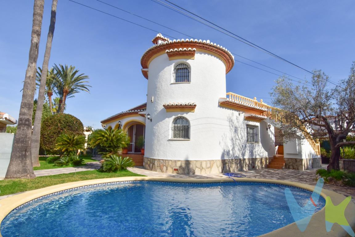 Tenemos el placer de presentarles esta majestuosa casa en venta ubicada en la codiciada región de Devessa - Monte Pego, Dénia. Con un espacio habitable de 162.05 metros útiles y 208.28 metros construidos, esta propiedad se erige como una opción ideal para aquellos que buscan un hogar espacioso y confortable. Construida en el año 1996, la casa combina un diseño atemporal con todas las comodidades modernas.Al ingresar a la vivienda, será recibido por un ambiente cálido y acogedor. Esta elegante propiedad cuenta con seis amplias habitaciones (tres de ellas en la planta principal, y tres más en un espacio privado en el torreón de la casa), proporcionando suficiente espacio para toda la familia o para recibir a amigos y visitas. Las habitaciones han sido diseñadas para maximizar la luz natural, creando una atmósfera relajante y serena en cada rincón.La casa ofrece un amplio garaje, lo que asegura que no se tendrá que preocupar por el estacionamiento. Este espacio adicional es perfecto para aquellos con varias necesidades de almacenamiento o que poseen más de un vehículo.Para el disfrute de los meses más cálidos, la propiedad cuenta con una piscina privada, donde podrá refrescarse y relajarse. Imagine pasar los veranos disfrutando de un chapuzón en su propia piscina o simplemente descansando en el área circundante, que también cuenta con una amplia y cuidada zona ajardinada consolidada. Este espacio exterior ofrece un lugar perfecto para barbacoas, reuniones familiares o simplemente para disfrutar de la tranquilidad del entorno.Al estar situada en la prestigiosa área de Devessa - Monte Pego, la propiedad no solo ofrece un hogar maravilloso, sino también una ubicación privilegiada. A pocos minutos de las prístinas playas de Dénia, podrá disfrutar de caminatas matutinas junto al mar o deliciosas cenas al atardecer en los cercanos restaurantes. La zona también es famosa por sus paisajes naturales y su clima agradable durante todo el año, factores que brindan un estilo de vida excepcional.La propiedad representa una oportunidad única para adquirir un hogar en una de las zonas más deseadas de Dénia. Es perfecta para familias numerosas o para aquellos que simplemente disfrutan del lujo y el espacio. Su diseño y ubicación hacen de esta casa una inversión inteligente y un tesoro para las generaciones venideras.Le invitamos a que venga a visitar esta impresionante casa para experimentar de primera mano todo lo que tiene para ofrecer. Estamos seguros que al verla en persona, dejará una impresión imborrable y lo motivará a imaginar su futuro en este magnífico lugar. No deje pasar esta oportunidad única de convertirse en propietario de una espectacular propiedad en Dénia. ¡Esperamos su llamada para concertar una visita!Agencia Registrada con el Nº 89 en el Registro Obligatorio de Agentes Inmobiliarios de la Comunitat Valenciana. Puede consultar en la web de la GVA:https://habitatge.gva.es/es/registres-en-materia-habitatgeLa oferta está sujeta a cambios de precio o retirada del mercado sin previo aviso. Este anuncio en su conjunto, incluyendo textos, fotos, imágenes o cualquier otro contenido de este, no es vinculante dado que la información es ofrecida por terceros y puede contener errores. Se muestra a título informativo y no contractual.Gastos de la compraventa a cargo de la parte compradora no incluidos en el precio del inmueble a tener en cuenta:- ITP con carácter general en Valencia es del 9%, pudiendo corresponderle otro tipo impositivo atendiendo a sus circunstancias personales (por edad, renta o situación familiar primera vivienda habitual, etc ) previstas legalmente.*Base imponible del impuesto el mayor valor entre el precio de compraventa, la tasación o el valor de referencia catastral.- Gastos de notaría y registro, en su caso, suelen oscilar aprox; entre 1,5% y 2,5% (aranceles variables según valor de compraventa, n.º de copias, etc ).- Si tramita la inscripción una gestoría, deberá abonar sus honorarios más IVA ( en este caso suele oscilar entre los 250EUR y los 400EUR + IVA).- Honorarios de mediación inmobiliaria a cargo del comprador del 3% del precio final de venta más IVA (21%), salvo otro pacto.Por mandato expreso del propietario, comercializamos este inmueble en exclusiva, lo que le garantiza el acceso a toda la información, a un servicio de calidad, un trato fácil, sencillo y sin interferencias de terceros. Por este motivo, se ruega no molestar al propietario, a los ocupantes de la propiedad o a los vecinos. Muchas gracias por su comprensión. Si usted es agente inmobiliario y tiene un cliente para este inmueble, llámenos: estaremos encantados de colaborar.Se informa al consumidor que la agencia actúa como intermediaria inmobiliaria en la operación, estando cualquier eventual compraventa y sus condiciones sujeta a la aceptación expresa del propietario-vendedor y a la posterior formalización del correspondiente contrato.  