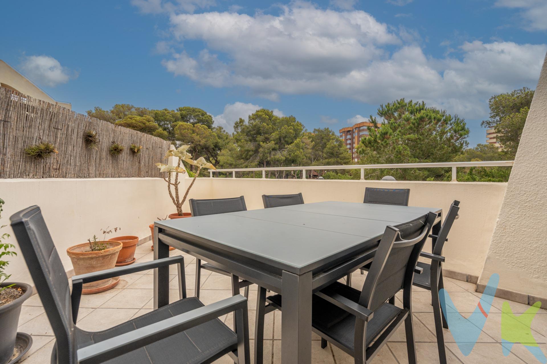 Este exclusivo apartamento, ubicado en la primera planta de una encantadora urbanización de adosados, se encuentra dentro del Parque Natural de la Albufera, en una zona protegida donde no se permiten nuevas construcciones, lo que lo convierte en una propiedad verdaderamente única y especial. Rodeado de bosque mediterráneo y a tan solo unos pasos de la playa, este hogar combina naturaleza, tranquilidad y comodidad, a solo 10 minutos de Valencia capital y con todos los servicios al alcance. El apartamento ha sido reformado y ofrece 4 habitaciones y 2 baños distribuidos inteligentemente: tres dormitorios y un baño en la planta superior, y en la planta baja, una habitación adicional con baño propio, ideal para mantener la independencia de invitados o familiares. Dispone de aire acondicionado, una acogedora terraza que conecta el salón y la cocina, perfecta para relajarse o disfrutar de una comida al aire libre. Además, la urbanización cuenta con piscina comunitaria y plaza de parking. A solo 1,5 km está el pueblo del Saler, y a 2 km el prestigioso Parador Nacional con su famoso campo de golf y las tranquilas aguas del lago de la Albufera. Aquí podrás vivir cada día rodeado de naturaleza, despertarte con los sonidos del bosque y contemplar espectaculares amaneceres y atardeceres. A tan solo 12 km del centro de Valencia y a 20 minutos del aeropuerto, con transporte público directo a la ciudad, y servicios esenciales como centro médico, farmacia, colegio y comercios locales a poca distancia. Disfruta también de la excelente gastronomía valenciana en los restaurantes cercanos. Esta propiedad no es solo una vivienda, es una forma de vida. ¡Ven a conocerla y déjate enamorar!. Por mandato expreso del propietario, comercializamos este inmueble en exclusiva, lo que le garantiza el acceso a toda la información. Por este motivo, se ruega no molestar al propietario, a los ocupantes de la propiedad o a los vecinos. Muchas gracias por su comprensión. Si usted es agente inmobiliario y tiene un cliente para este inmueble, llámenos: estaremos encantados de colaborar. 