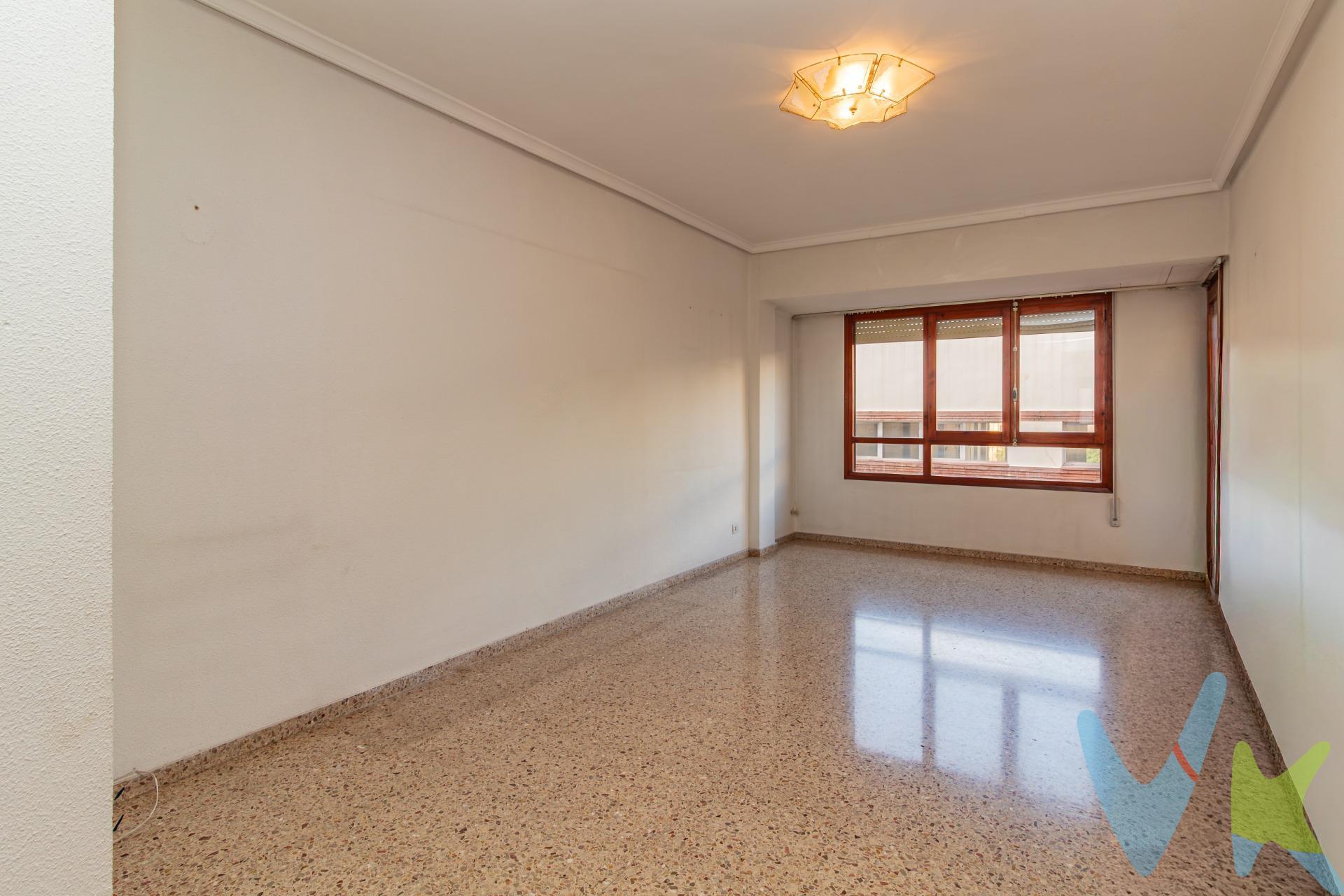 . Ubicado en una de las zonas más demandadas de Castellón, junto al Parque del Lago y a un paso del centro, este amplio y luminoso piso es ideal para quienes buscan espacio, luz y una excelente ubicación. La vivienda destaca por su doble orientación este-oeste, lo que garantiza luz natural y ventilación cruzada durante todo el día. El salón es amplio y muy luminoso, perfecto para disfrutar de un ambiente cómodo y acogedor. Su distribución ofrece tres habitaciones dobles y una individual, con múltiples posibilidades de redistribución y personalización. La cocina es independiente y cuenta con galería, aportando funcionalidad y espacio extra. El inmueble se encuentra para reformar, lo que permite adaptarlo completamente a tus gustos y necesidades. Actualmente dispone de un baño, aunque originalmente eran dos, por lo que existe la posibilidad de recuperar fácilmente un segundo baño. La vivienda cuenta además con terraza, trastero y plaza de parking. El edificio dispone de solo dos vecinos por planta, ofreciendo mayor tranquilidad y privacidad. El portal ha sido reformado y adaptado a la normativa vigente. Su ubicación estratégica permite disfrutar de colegios, comercios de proximidad, centros médicos, zonas verdes y transporte público a pocos pasos, con paradas de autobús cercanas y todos los servicios necesarios para el día a día. Una vivienda con espacio, luz y ubicación privilegiada, perfecta para crear el hogar que siempre has querido. (*) Gastos, impuestos y honorarios de agencia no incluidos en el precio.