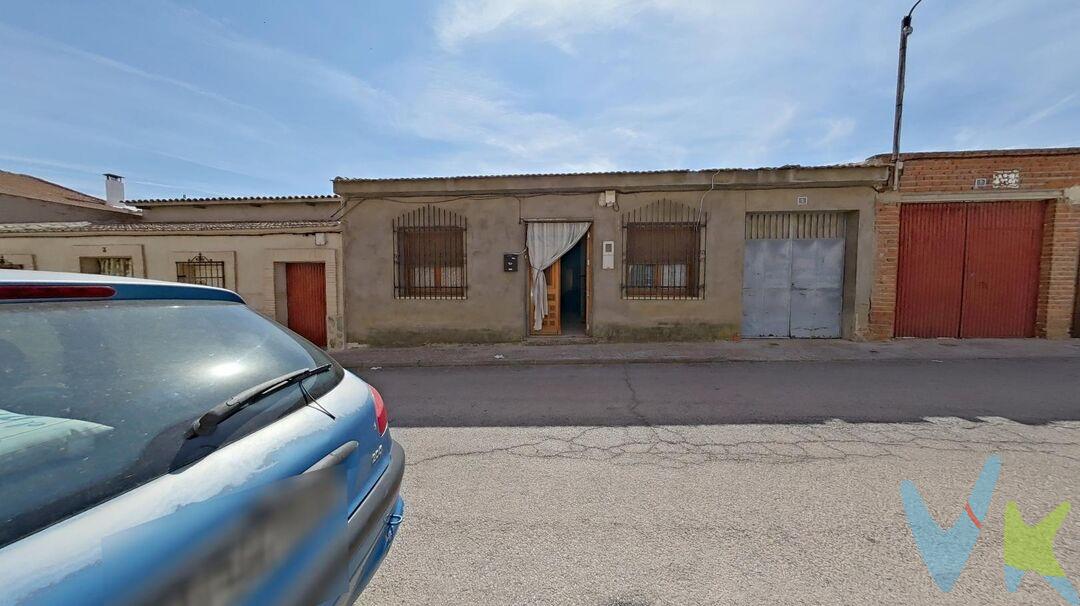 

¿Buscas una casa de una sola planta, sin escaleras que destrocen tus rodillas, con un patio generoso y vistas directas al mismísimo Castillo de Consuegra desde la puerta de calle? ¡Párate a mirar!
Esto no es solo un inmueble; es un lienzo en blanco para dar rienda suelta al arquitecto (o al decorador de Pinterest) que llevas dentro.
¿Qué te espera por solo 74.000 €?


191 m² construidos (114 m² de vivienda pura y dura) sobre un terreno de 234 m². ¡Espacio para vivir, respirar y aparcar sin agobios!


Una sola planta: Cómoda, práctica y sin el suplicio de subir la compra a pulso.


4 dormitorios y 1 baño: Perfecta para la familia, para montar el despacho, el vestidor o la temida "habitación de los trastos".


Patio, cochera y antiguo almacén: El combo ganador manchego. Ideal para tus barbacoas, tus proyectos de bricolaje o guardar el coche (¡adiós a dar vueltas buscando aparcamiento!).


Un bonus ecológico/nostálgico: Conserva unas ventanas de madera perfectamente aprovechables si te va el rollo rústico y quieres ahorrar en carpintería.


Ubicación de postal: Abres la puerta por la mañana, miras de frente y ahí lo tienes: el castillo saludándote todos los días.


¿El pequeño detalle? Está para reformar de arriba a abajo. Pero, seamos sinceros, ¿dónde está la diversión en una casa donde ya está todo hecho? ¡Aquí puedes diseñarla exactamente a tu capricho! Además, ¡tenemos financiación propia! Consúltanos y te ayudamos a encajar las piezas.
? La letra pequeña (sin sorpresas y con las cuentas hechas)
Para que no tengas que sacar la calculadora a medianoche, aquí tienes el desglose exacto de lo que cuesta poner los papeles en orden:


? Desglose actualizado de gastos y total de la operación


Precio de compra: 74.000,00 €


Honorarios de agencia (3.000 € + 21% IVA): 3.630,00 € (3.000 € + 630 € de IVA)


ITP (9% en Castilla-La Mancha): 6660,00 € (9% de 47.000 €)


Notaría y Registro (estimado): 1.200,00 €


? Resumen Total:


Total en gastos, impuestos y honorarios: 11.490,00 €


Inversión Total Aproximada (Inmueble + Gastos): 85.490,00 €




(Información válida salvo error tipográfico. ¡Ven a verla antes de que te la quiten y empieza a soñar con tu reforma!)

