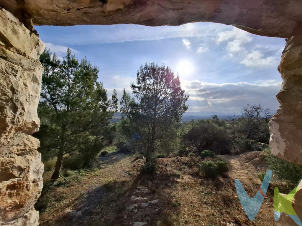  En venta espectacular casa independiente en el encantador municipio de Sierra Engarcerán. Esta propiedad se presenta como una oportunidad única para aquellos que buscan un hogar con carácter y historia. Construida en 1915, esta casa ha sido testigo de innumerables historias y ahora puede ser el escenario de la suya.Cuenta con un total de 208 metros cuadrados construidos, de los cuales 147 metros cuadrados son útiles, lo que garantiza espacios amplios y cómodos para toda la familia. La vivienda dispone de dos habitaciones, cada una diseñada pensando en el confort y en ofrecer un ambiente acogedor. Estas estancias se destacan por su luz natural y por su tamaño generoso, permitiendo la posibilidad de personalizar cada espacio de acuerdo con sus necesidades.El estilo arquitectónico de la casa conserva su esencia original, con detalles que aportan un aire de distinción y calidez. El techo abuhardillado, los muros de mampostería y las ventanas amplias aseguran una ventilación adecuada y una iluminación natral en todos los rincones del hogar. La ubicación en Sierra Engarcerán es inmejorable para quienes valoran la tranquilidad y el contacto con la naturaleza. Rodeada de un entorno natural impresionante, esta casa es ideal para aquellos que desean disfrutar de la paz y el sosiego que ofrece este paisaje privilegiado, sin renunciar a las comodidades de la vida moderna. Los amantes del aire libre encontrarán en esta propiedad el lugar perfecto para realizar actividades al aire libre y disfrutar del paisaje.La casa en sí misma es un espacio amplio y acogedor, perfecto para disfrutar con una gran chimenea de momentos en familia o recibir a invitados. Este ambiente refleja una atmósfera de calidez y hospitalidad, ideal para crear recuerdos memorables. La masía dispone de espacio para ubicar la cocina y baños y terminar la reforma interior.Además de sus características internas, la casa cuenta con un espacio exterior que invita al esparcimiento y la relajación. Una ladera de la montaña donde disfrutar de tardes soleadas o noches estrelladas, convirtiéndolo en un rincón perfecto para desconectar del estrés diario. La posibilidad de adaptar este espacio exterior a sus gustos y necesidades personales representa un valor añadido incalculable.Propiedades de esta categoría y con estas características no suelen estar disponibles por mucho tiempo, por lo que le recomendamos que no deje pasar esta oportunidad. Una visita a esta propiedad le permitirá apreciar en su totalidad todo lo que tiene para ofrecer. Venga y descubra este hogar que combina a la perfección historia, confort y un entorno privilegiado, lo que lo hace verdaderamente especial.La casa, con su encanto irresistible, espera nuevos propietarios que valoren su potencial y belleza. Transforme esta excelente oportunidad en el hogar de sus sueños en Sierra Engarcerán. No dude en contactarnos para concertar una visita y comenzar a imaginar su futura vida en esta maravillosa residencia.Posibilidad de financiación hasta el 100%, pregúntanos y te haremos un estudio gratuito.  Agencia Registrada con el número 1.399 en el Registro Obligatorio de Agentes Inmobiliarios de la Comunidad Valenciana. Puede consultar en la web de la GVA. Gastos e impuestos no incluidos en el precio. A título orientativo, en segundas transmisiones, el comprador abonará el Impuesto sobre Transmisiones Patrimoniales (ITP), cuyo tipo general en la Comunidad Valenciana es el 10% (*) sobre la base imponible, que será el mayor valor entre precio de compraventa, tasación o valor de referencia catastral. Gastos de notaría y Registro de la Propiedad: aproximado entre 1.000 y 2.000 euros (aranceles variables según precio, número de copias y complejidad). El comprador escoge libremente notario. El vendedor asume, por ley, los gastos que le correspondan, salvo pacto contrario. Si se precisa hipoteca, tasación, condiciones y costes bancarios según entidad elegida por el comprador; así como los gastos de gestoría y cualesquiera otros inherentes a la formalización de la compraventa. De acuerdo con la ley, no se incluyen en el precio otros gastos o tributos que legalmente correspondan al comprador. Los honorarios de intermediación inmobiliaria al vendedor no incluidos en el precio. Los honorarios de intermediación inmobiliaria al comprador: 2,2% + IVA calculados sobre el precio de venta con un mínimo de 3.000 euros + IVA(*) Consultar condiciones concretas según circunstancias personales o régimen fiscal aplicable. Puedes llamar al 722461985 y te informaremos de tu caso en concreto.El consumidor tiene derecho, conforme a la normativa vigente, a disponer de información y documentación adicional relativa al inmueble y condiciones de la compraventa, accesible en la sede física de la agencia situada en Avenida Rey Don Jaime nº74, 7ºB, Castellón de la Plana. La agencia actúa exclusivamente como intermediaria en la operación. Cualquier compraventa y sus condiciones quedan sujetas en todo caso a la aceptación expresa del vendedor del inmueble y a la posterior formalización del correspondiente contrato. El presente anuncio tiene carácter meramente informativo: la información suministrada se corresponde con la disponible a la fecha de publicación, pudiendo variar en función de las circunstancias o actualizaciones legales, contractuales y fiscales.  