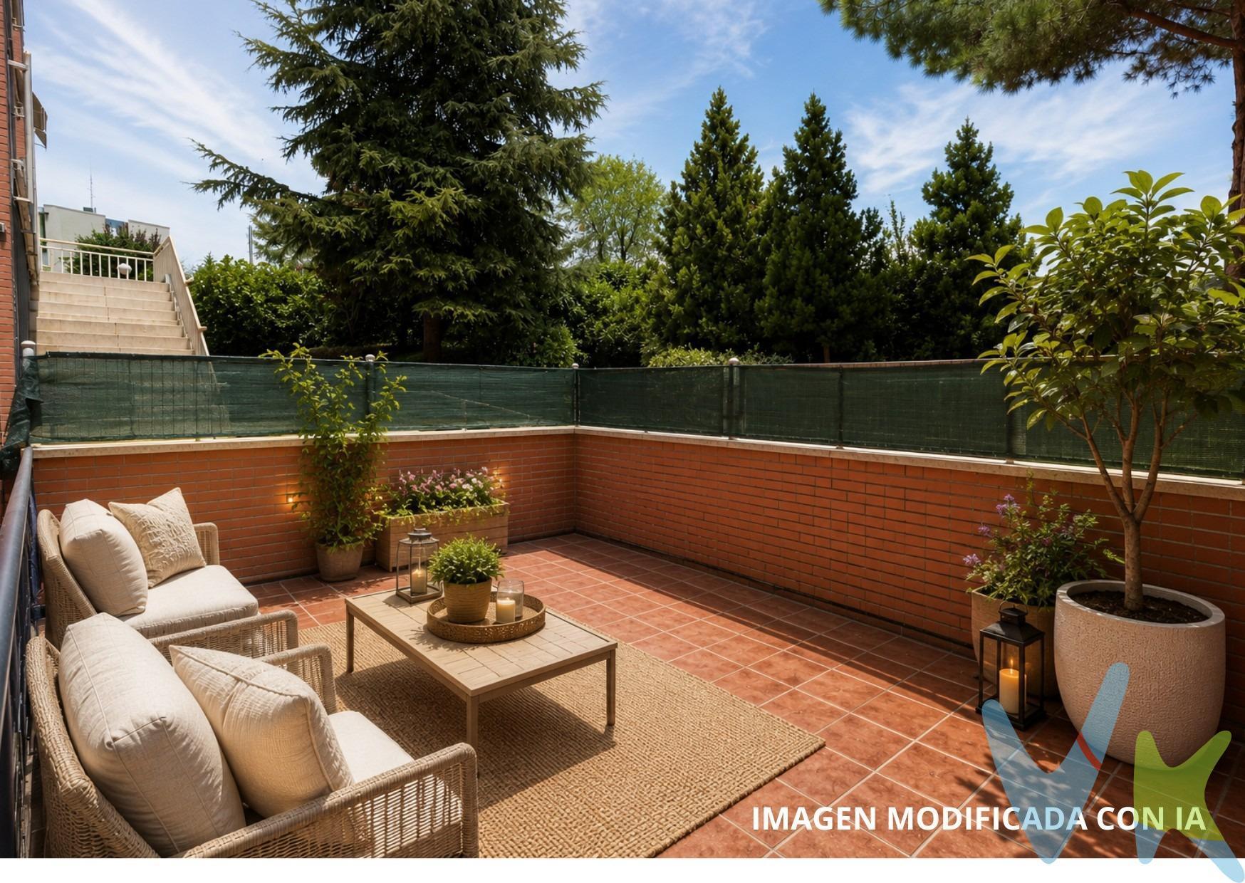 Descubre este fantástico bajo con un amplio patio privado, perfecto para disfrutar del aire libre, crear una zona chill out, comer con familia y amigos o simplemente relajarte en la tranquilidad de tu hogar. Ubicado en una urbanización privada con excelentes zonas comunes, podrás disfrutar de piscina, parque infantil y pista de pádel, ofreciendo un entorno ideal para el ocio y la calidad de vida. Además, se encuentra en Parque Coimbra, una de las zonas más demandadas por su excelente comunicación, con rápido acceso a la A-5, transporte público y todos los servicios necesarios a pocos minutos: supermercados, colegios, comercios y zonas verdes. Si buscas una vivienda con espacio exterior, en una urbanización completa y en una ubicación privilegiada, esta es una oportunidad que no puedes dejar escapar. 📞 Contacta para más información o para concertar una visita.