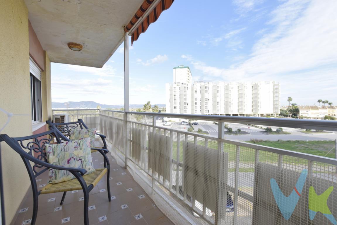 Te proponemos este apartamento en la Urbanización Mar Plata donde las vistas al mar y el sonido de las olas harán que tu vida sea más tranquila y pausada. La vivienda ofrece un espacio cómodo y acogedor, perfecto para vivir todo el año o en vacaciones, cuenta con tres habitaciones, cocina independiente y salón amplio con salida a una terraza orientada al Este que invita a disfrutar de los amaneceres y de la brisa del mar. La urbanización cuenta con piscina comunitaria y pistas de pádel, además de acceso directo a la playa. A 20 minutos de Valencia y a 5 minutos del municipio de El Puig, muy bien comunicada ya que dispones de Línea 112 de autobús. ¿Visitamos?¿Te gustaría enterarte en primicia de nuestros inmuebles en alquiler y venta? En VIVEKU.ES los publicamos con unos días de antelación.Contamos con 30 años de experiencia acreditada y nuestro objetivo es garantizarle un servicio de compra humano, ético, de calidad, fácil y seguro. Nuestro equipo lo integran agentes con la titulación AIR (Agente Inmobiliario Registrado) y Agentes Certificadores de la categoría Premium en certificación de inmuebles y debidamente registrados en el Registro de Agentes de Intermediación de la CV (RAICV 0743). Consulte en nuestras reseñas de Google lo que opinan los clientes que ya han trabajado con nosotros.El precio NO incluye: Impuestos, gastos de Notaría, registro y honorarios de inmobiliaria. 