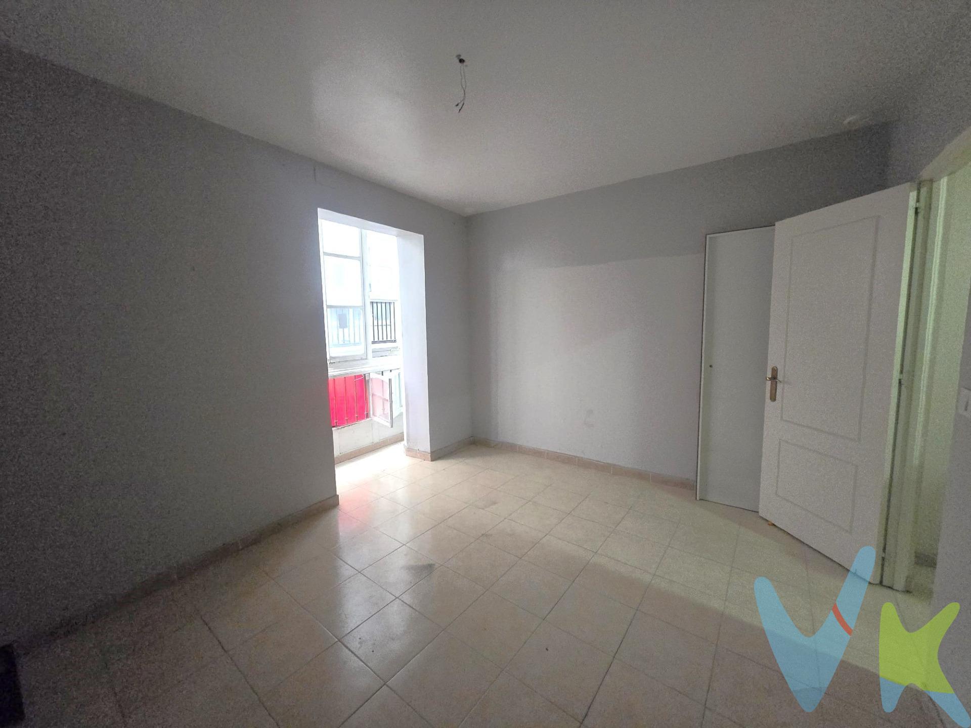 Una oportunidad única en el corazón del centro histórico. Este apartamento para reformar está situado en una finca tranquila, con poquitos vecinos,  a muy  pocos metros de la calle más comercial y demandada del centro histórico. Una ubicación perfecta que combina la vida urbana con la calma de un edificio residencial. La vivienda ofrece un gran potencial de reforma, permitiendo crear un apartamento cómodo, funcional muy bien ventilado, adatado a las necesidades actuales. Ideal como vivienda habitual, segunda residencia o inversión. Una propiedad con encanto, en una zona inmejorable, perfecta para quienes desean diseñar su hogar a medida en el centro. Por mandato expreso del propietario, comercializamos este inmueble en exclusiva, lo que le garantiza el acceso a toda la información, a un servicio de calidad, un trato fácil, sencillo y sin interferencias de terceros. Por este motivo, se ruega no molestar al propietario, a los ocupantes de la propiedad o a los vecinos. Muchas gracias por su comprensión. Si usted es agente inmobiliario y tiene un cliente para este inmueble, llámenos.  . Precio final completo comprador: 188.821.-€  . Incluyendo gastos según ley:.  ITP 7% general 11.900.-€, tipos reducido www.juntadeandalucia.es . Gasto notarial: aprox. 400€ www.notaria.org . Registro prop. 350 € aprox. www.registro.org. Honorarios comprador 3% + I.V.A. del precio de venta. . ------------------------------------------------------------------------------------------------------------------------------------------------------------. Informamos a nuestros clientes de que disponemos del documento informativo abreviado de la propiedad (según decreto 218/2005, del 11 de octubre) y de seguro de caución, para la protección del dinero entregado como señal para la reserva de una vivienda o inmueble. Por mandato expreso del propietario, comercializamos este inmueble en exclusiva, lo que le garantiza el acceso a toda la información, a un servicio de calidad, un trato fácil, sencillo y sin interferencias de terceros. Por este motivo, se ruega no molestar al propietario, a los ocupantes de la propiedad o a los vecinos. Muchas gracias por su comprensión. 