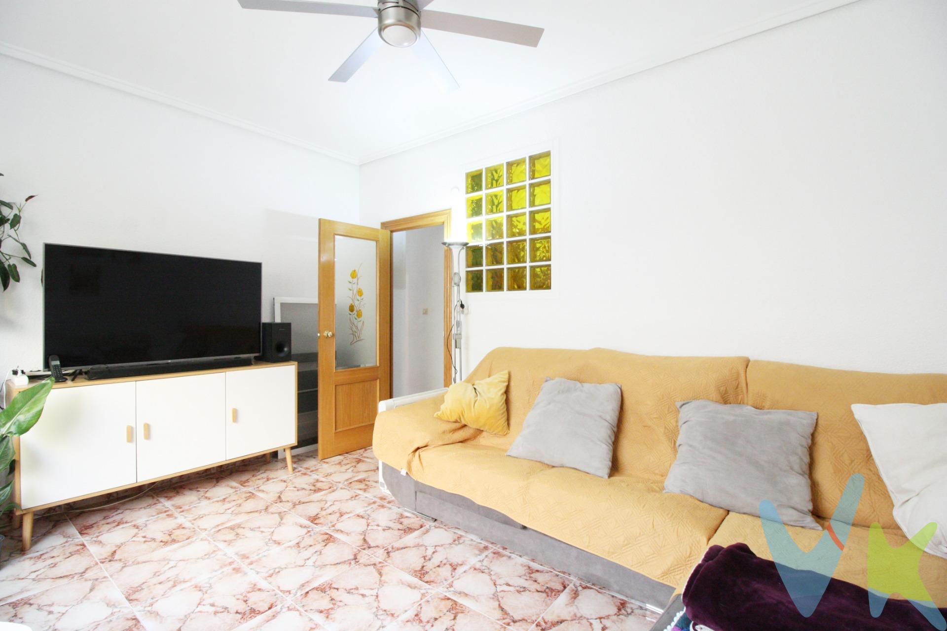 PRIMER PISO CON BALCÓN EN ZONA BENLLIURE – IDEAL PARA ENTRAR A VIVIR. Descubre esta interesante vivienda ubicada en una zona consolidada de Alaquàs, rodeada de comercios, colegios, transporte público y todos los servicios que facilitan el día a día. La vivienda, situada en una primera planta sin ascensor, ofrece una distribución práctica y acogedora. Cuenta con tres dormitorios, un baño completo, cocina independiente con galería y un agradable salón-comedor con acceso directo a un balcón que aporta luz natural y ventilación a la estancia. Uno de sus grandes atractivos es su amplia terraza privada en la parte superior, con una superficie aproximada de entre 40 y 50 m². Un espacio versátil donde podrás crear una zona de ocio, instalar una barbacoa, disfrutar de reuniones familiares o simplemente relajarte al aire libre. Una propiedad con múltiples posibilidades, ideal tanto para quienes buscan establecer su hogar como para inversores que desean adquirir una vivienda en una ubicación con alta demanda. Ven a conocerla y descubre todo su potencial. INFORMACIÓN LEGAL AL CONSUMIDOR:. El precio indicado no incluye impuestos ni gastos derivados de la compraventa. Gastos a cargo del comprador:. • Impuesto de Transmisiones Patrimoniales (ITP): En segundas transmisiones, el tipo general vigente en la Comunitat Valenciana es del 10% sobre la base imponible, que será el mayor valor entre el precio de compraventa, el valor declarado o el valor de referencia catastral, pudiendo aplicarse tipos reducidos según las circunstancias del comprador. • Honorarios de intermediación inmobiliaria: 4% del precio final de venta + IVA (21%), a cargo del comprador. No incluidos en el precio de venta. • Notaría y Registro de la Propiedad: Los aranceles son oficiales y variables en función del precio y características de la operación. A título orientativo, entre 600 € y 1.000 €. Los gastos se distribuirán conforme a la normativa vigente, salvo pacto en contrario. Las condiciones pueden variar en función de las circunstancias personales y del régimen fiscal aplicable. Otros gastos:. • Gastos de financiación: Tasación, comisiones y condiciones bancarias según la entidad elegida por el comprador. • Gestoría: Servicio opcional, con costes variables en función del proveedor. • Podrán existir otros gastos inherentes a la formalización de la compraventa que correspondan al comprador según normativa vigente. El vendedor asumirá los gastos que legalmente le correspondan, salvo pacto en contrario. El inmueble no se encuentra sujeto, a fecha de publicación, a limitaciones de precio derivadas de normativa de zonas de mercado residencial tensionado. Se facilitará al cliente información detallada y personalizada de todos los costes asociados a la operación, así como la documentación relativa al inmueble, disponible en la sede física de la agencia - Av. Blasco Ibáñez 5 Bajo, 46970, Alaquàs (Valencia) y/o en el medio electrónico habilitado – www.inmueblesvalencianos.net. La agencia actúa exclusivamente como intermediaria en la operación. Cualquier compraventa queda sujeta a la aceptación expresa del vendedor y a la formalización del correspondiente contrato. El presente anuncio tiene carácter meramente informativo y no contractual, pudiendo estar sujeto a errores, cambios o actualizaciones.  . La venta de esta vivienda se gestiona mediante contrato de EXCLUSIVA COMPARTIDA por lo que se trabaja con cerca de 400 Inmobiliarias. 
