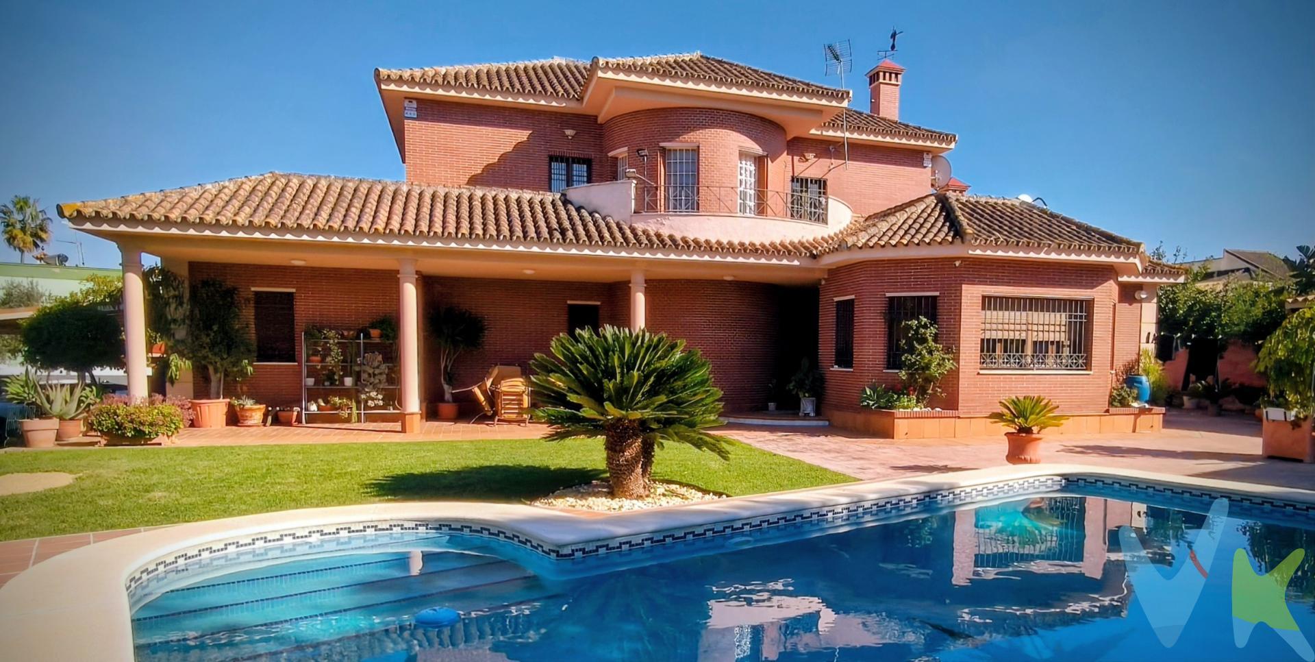 PRECIO DE VENTA: [795.000 + GASTOS] €. Chalet en La Motilla – tranquilidad, espacio y excelente ubicación. Vivienda situada en Calle Plutón, en una de las zonas residenciales más valoradas de Dos Hermanas. Destaca por su luminosidad, amplitud y distribución cómoda, con espacios pensados para disfrutar en familia y zonas exteriores con gran potencial. Ubicación tranquila pero perfectamente conectada con Sevilla y rodeada de todos los servicios. Ideal para quienes buscan calidad de vida en un entorno residencial consolidado. En cumplimiento de las obligaciones de información previstas en la Ley 10/2025, de 28 de diciembre, de servicios de atención a la clientela y transparencia, así como en la normativa sectorial vigente, se hace constar que el precio indicado no incluye los gastos e impuestos inherentes a la adquisición, los cuales se desglosan a continuación:. •	Impuesto sobre Transmisiones Patrimoniales (ITP): Se aplicará el tipo impositivo vigente en la Comunidad Autónoma de Andalucía, generalmente el 7% (55.650€), sin perjuicio de tipos reducidos del 3,5%, 1,2% o 1% aplicables según las circunstancias personales del comprador o las características del inmueble). El impuesto se devenga sobre el Valor de Referencia de Catastro o el precio de venta, aquel que resulte superior. •	Gastos de Notaría: Los honorarios notariales se calcularán conforme al arancel oficial regulado en el Anexo I, del Real Decreto 1426/1989, de 17 de noviembre, por el que se aprueba el arancel Notarial. •	Gastos de Registro: La inscripción en el Registro de la Propiedad se facturará según el arancel oficial establecido en el ANEXO I, del Real Decreto 1427/1989, de 17 de noviembre, por el que se aprueba el arancel Notarial. •	Gastos de Gestión (Gestoría): Los honorarios por la tramitación administrativa, liquidación de impuestos e inscripción registral ascienden aproximadamente a [545] € (IVA incluido). •	Honorarios Agencia del Vendedor: incluidos en el PVP. •	Honorarios Agencia del comprador: La agencia prestará los servicios de información, asesoramiento y acompañamiento previstos en el Encargo de Servicios y en el D.I.A. Si solicita servicios adicionales o personalizados, sus honorarios serán informados previamente, de forma individualizada y por escrito, conforme a la libertad de pactos y a la normativa vigente. NO VINCULADOS AL PRECIO DE COMPRA. Para una información exhaustiva sobre el funcionamiento, tipos impositivos y bonificaciones del ITP en Andalucía, puede consultar el portal oficial de la Agencia Tributaria de la Junta de Andalucía en el siguiente enlace:. https://www.juntadeandalucia.es/organismos/economiahaciendayfondoseuropeos/areas/tributos-juego/tributos/paginas/impuestos-cedidos-transmisiones.html; . Documento D. I. A. a disposición del consumidor según Decreto 218/2005 Junta de. Andalucía. 