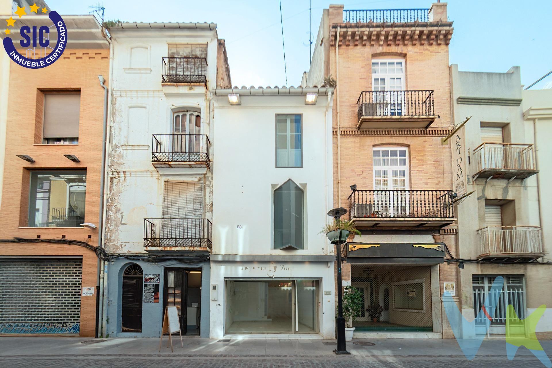 Imagínalo por un momento: te despiertas con el suave murmullo de una ciudad que despierta a tu alrededor. Abres las ventanas y el sol entra a raudales, iluminando cada rincón de tu hogar. Estás en el corazón de Castellón, en una de sus calles más comerciales y vivas, pero lo que tienes entre manos es mucho más que una simple casa. Es una oportunidad. En esta propiedad de tres plantas todo es posible. Una planta baja amplia, con carácter, lista para transformarse en tu nuevo estudio creativo, tu primera tienda, la oficina donde comienza tu próxima aventura empresarial… o tal vez ese cálido café que siempre soñaste tener. Sube las escaleras y todo cambia de dimensión. Dos alturas diáfanas para imaginar la vida como tú la quieras: espacios amplios, llenos de luz, esperando esa reforma integral que convertirá esta casa en TU casa. Techos altos, posibilidades infinitas y hasta una coqueta terraza superior donde se detiene el tiempo. Un rincón secreto donde tomar el café por la mañana, leer al atardecer o brindar bajo las estrellas. Aquí, en pleno centro de la ciudad, tienes todo a un paso: comercios, cultura, historia y la vida urbana latiendo a cada instante… pero sin renunciar a tu espacio, a tu calma, a tu estilo. Esta no es una vivienda cualquiera. Es una historia por escribir. La tuya. Solicita una visita y comienza a diseñar la casa de tus sueños. 