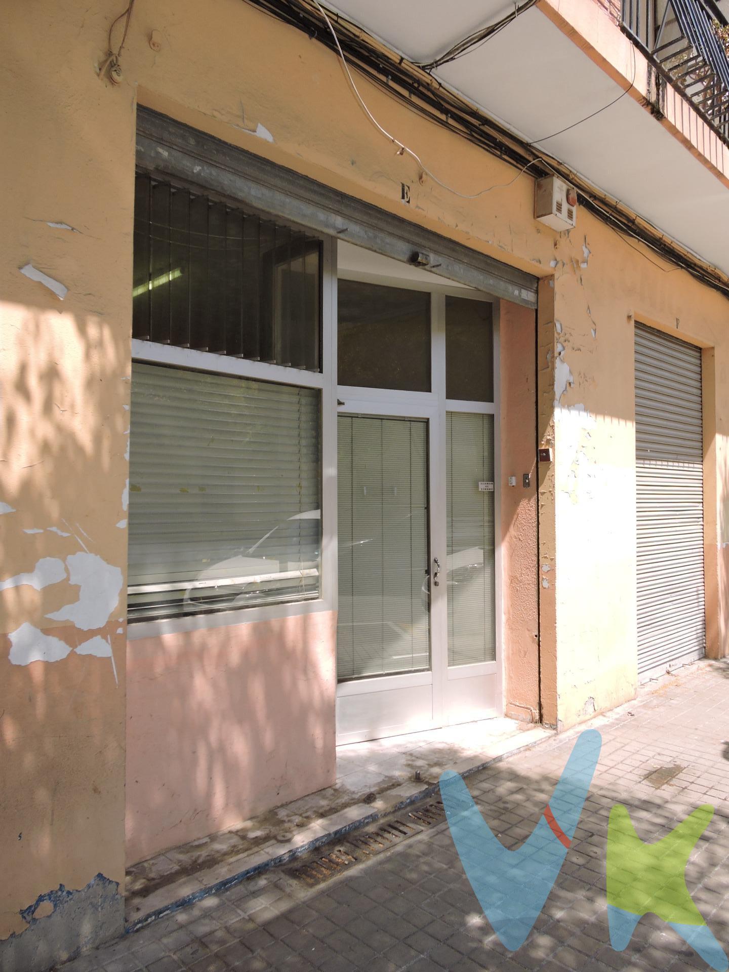 Tenemos este local donde sus casi 50 metros cuadrados están mas que aprovechados con una distribución cuadrada, sin columnas para que saques el máximo partido a tu negocio. Situado en la calle Alamo ( aunque pertenece a la Plaza Nueva de la Iglesia ), enfrente del Colegio Salvador Tuset, el local cuenta con una entrada peatonal y un escaparate fijo. . Si estas buscando un local de estas dimensiones y que no se suba a la parra en el precio esta es tu OPORTUNIDAD, así que contacta con nosotros. ¿ Necesitas Financiación ?.  . Nuestro departamento financiero puede gestionar tu préstamo " Hasta un 100% + Gastos ". ¡ Consúltanos !. *Nota: El precio del inmueble no incluye los honorarios de la agencia que ascienden a mil euros mas iva, ni los gastos de notaría y registro de la propiedad (que están sujetos a aranceles y varían dependiendo del precio de escrituración), ni los impuestos (que en la Comunidad Valenciana varían dependiendo del precio del inmueble y de las características personales del comprador y que pueden llegar a ser de hasta el 10% sobre el valor del precio de venta ). Igualmente, no están incluidos los muebles y enseres de las fotografías. Este anuncio no es vinculante, puede contener errores, se muestra a titulo informativo y no contractual. Número de Registro de Agentes de Intermediación Inmobiliaria de la Comunidad Valenciana: RAICV-0386.