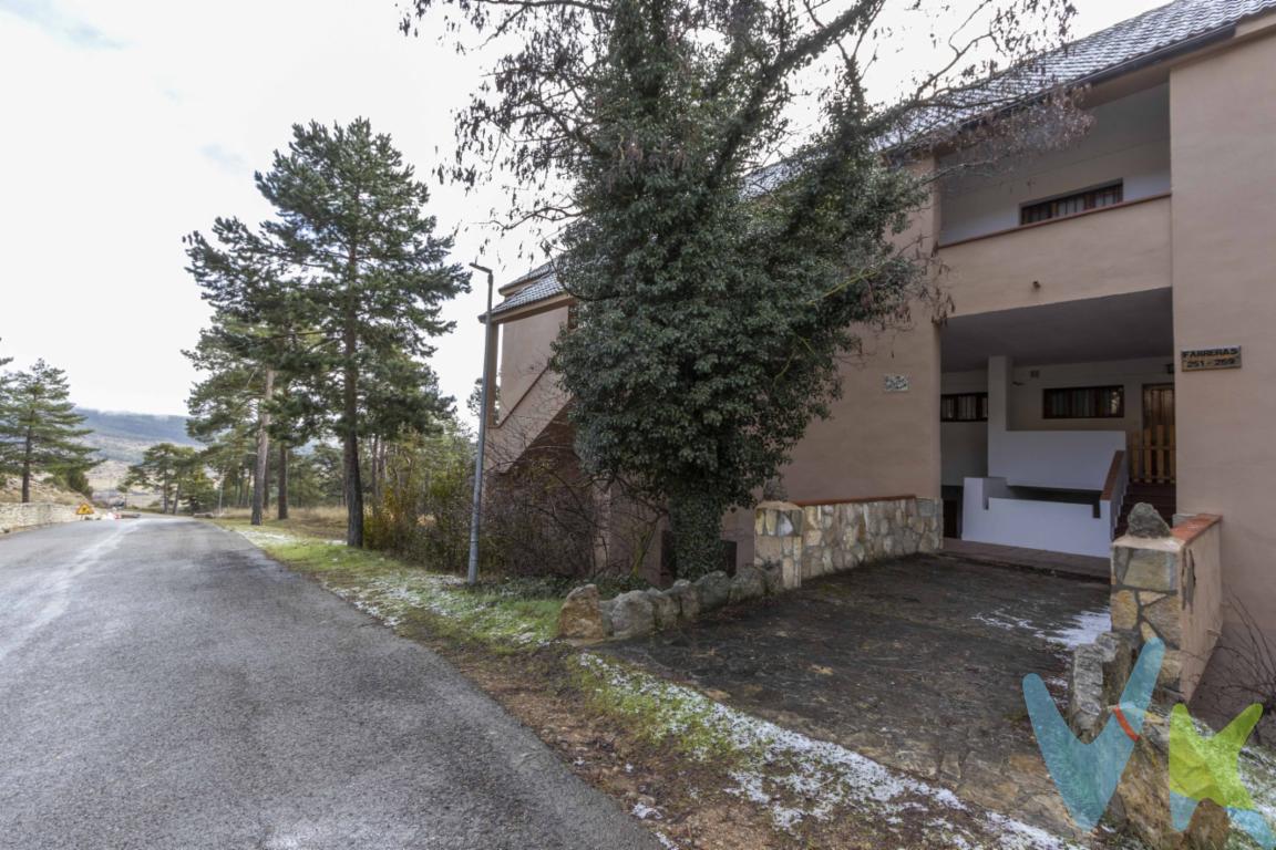 Apartamento con terraza y estufa de leña, a 10 km de Valdelinares  Urbanización Solano de la VegaConfort de montaña en un entorno natural privilegiadoEste acogedor apartamento se sitúa en la urbanización Solano de la Vega, en Alcalá de la Selva, una de las zonas más apreciadas de la Sierra de Teruel por su tranquilidad, su entorno natural y su proximidad a la estación de esquí de Valdelinares, ubicada a tan solo 10 km. Una opción ideal tanto como segunda residencia como para escapadas de fin de semana en cualquier época del año.52 m² construidos bien distribuidosLa vivienda cuenta con 52 m² construidos, con una distribución práctica y funcional. Dispone de un salón-comedor con cocina abierta, un espacio cómodo y muy aprovechable, perfecto para compartir momentos en familia o con amigos. En el salón destaca una estufa de leña, que aporta un ambiente cálido y acogedor y permite calentar rápidamente toda la vivienda, un valor añadido muy apreciado en viviendas de montaña.El apartamento dispone de dos dormitorios, pensados para dormitorio principal con armario empotrado y habitación secundaria, y un baño completo en buen estado. La construcción es del año 1975 y la vivienda se conserva correctamente, lista para entrar a vivir sin necesidad de reformas importantes.Terraza privada y planta bajaA la entrada de la vivienda encontramos una terraza de aproximadamente 5 m², ideal para disfrutar del aire libre, colocar una mesa o relajarse tras un día de esquí o rutas por la sierra. Aunque se trata de una planta baja, el acceso se realiza mediante unos pocos peldaños, lo que proporciona mayor privacidad y una agradable separación respecto al exterior.Parking comunitario y trasteroLa urbanización cuenta con parking comunitario techado, donde todos los propietarios tienen derecho a plaza, aunque no están asignadas. Además, la vivienda incluye un trastero amplio, perfecto para almacenar leña, esquís, bicicletas o material deportivo.Urbanización con servicios opcionalesSolano de la Vega es una urbanización consolidada que dispone de zonas comunes como piscina, pistas de tenis y espacios recreativos. El acceso a estas instalaciones se realiza mediante la adquisición de una acción, no incluida en la vivienda, que puede comprarse de forma independiente, ofreciendo así un valor añadido para quienes deseen disfrutar de todos los servicios.Una excelente oportunidad en la Sierra de TeruelUn apartamento cómodo, acogedor y bien ubicado, con estufa de leña y a pocos minutos de Valdelinares, ideal para disfrutar de la montaña durante todo el año.? Contacta con nosotros para más información o para concertar una visita. Ven a descubrir este apartamento en Alcalá de la Selva.El precio no incluye lo siguiente: Honorarios de la agencia inmobiliaria, impuestos (IVA, ITP) y otros gastos de la Compraventa (notaria, gestoría y registro).