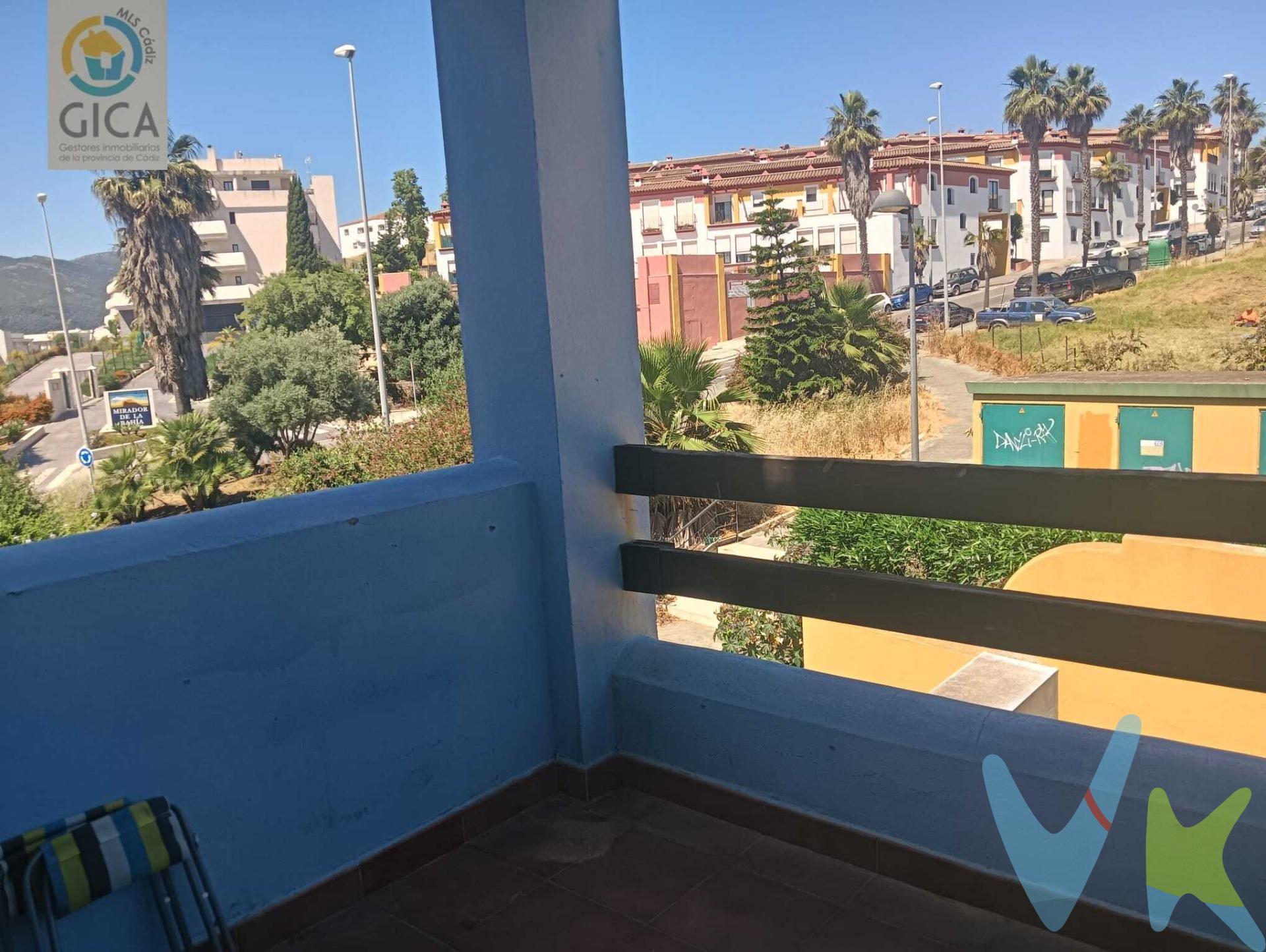 Descubra este magnífico piso ubicado en la prestigiosa zona de San Bernabé, Algeciras. Con una generosa superficie de 60 m², esta propiedad ofrece un elegante equilibrio entre confort y estilo moderno. Cuenta con una habitación doble espaciosa y otra sencilla que se adaptan a sus necesidades diarias; además dispone de un baño impecablemente diseñado. La cocina equipada es ideal para los amantes del arte culinario. Su orientación sur garantiza luminosidad natural durante todo el día mientras disfruta desde su balcón o terraza privada vistas inmejorables hacia áreas ajardinadas cercanas. El acabado interior presenta suelo porcelámico y carpintería exterior en aluminio/climalit que asegura aislamiento térmico eficiente sin comprometer la estética visual del hogar. Esta joya inmobiliaria no solo está lista para entrar a vivir sino también incluye múltiples extras como armarios empotrados elegantes, ascensor accesible, trastero funcional e incluso parking privado incluido. Ubicado estratégicamente cerca de autobuses públicos y  centro comercial  perfecto para realizar compras cotidianas o disfrutar momentos familiares junto a colegios reconocidos al alcance familiarmente cercano superando todas las expectativas modernas actuales. --------------------------------------------------. Informamos a nuestros clientes que los gastos de notaría, registro, gestoría, impuestos y los honorarios de la agencia  NO están incluidos en el precio. A su vez, disponemos del documento informativo abreviado de la propiedad (según decreto 218/2005, del 11 de octubre) y de seguro de caución, para la protección del dinero entregado como señal para la reserva de una vivienda. Por mandato expreso del propietario, comercializamos este inmueble en exclusiva, lo que le garantiza el acceso a toda la información, a un servicio de calidad, un trato fácil, sencillo y sin interferencias de terceros. Por este motivo, se ruega no molestar al propietario, a los ocupantes de la propiedad o a los vecinos. Muchas gracias por su comprensión. 