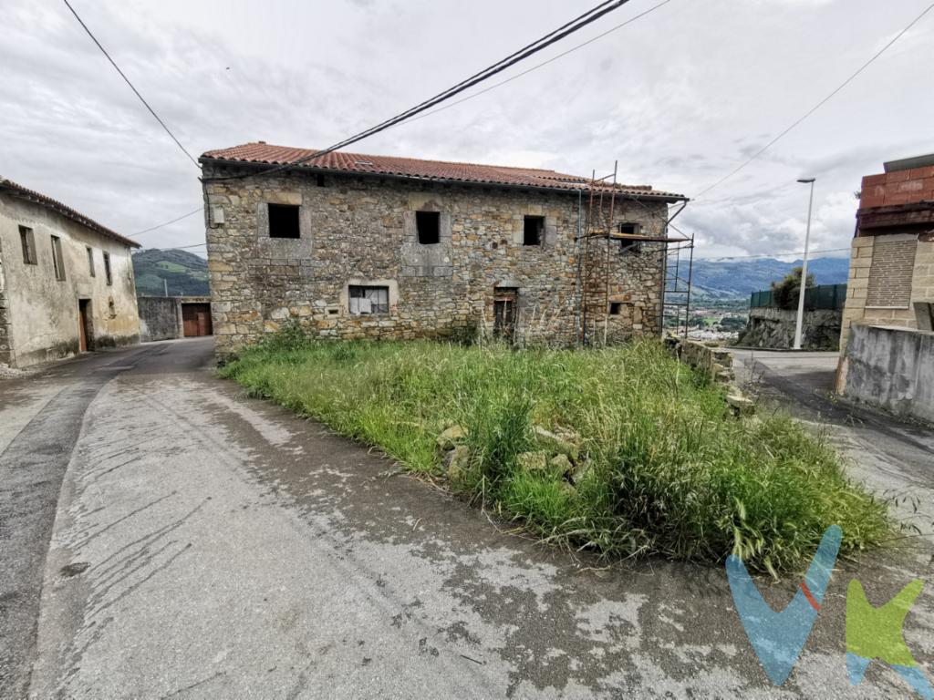 Descubre un lienzo en blanco lleno de posibilidades en Nates! Dos casas de piedra adosadas te esperan para ser convertidas en el hogar de tus sueños.¿Eres de los que sueñan con crear un espacio único y personalizado? ¿Buscas un lugar con encanto y rodeado de naturaleza para desconectar y crear tu propio refugio? ¡Deja de soñar y empieza a hacer realidad tus deseos con estas dos casas de piedra adosadas en Nates, Voto!Un mundo de posibilidades a tu alcance:Las casas, completamente diáfanas, con los tejados completamente nuevos, recién reformados, te brindan la libertad de crear un espacio totalmente personalizado a tu gusto. Distribuye las estancias como mejor se adapte a tus necesidades y déjate llevar por tu creatividad para diseñar un hogar que refleje tu esencia.Un lienzo en blanco para plasmar tu estilo:Las casas, completamente diáfanas, te brindan la libertad de crear un espacio totalmente personalizado a tu gusto. Distribuye las estancias como mejor se adapte a tus necesidades y déjate llevar por tu creatividad para diseñar un hogar que refleje tu esencia. Los suministros de agua y luz están dados de alta.Ubicación privilegiada en un entorno de ensueño:Nates, un pueblo tranquilo rodeado de naturaleza, te ofrece la paz y la desconexión que buscas. Además, su cercanía a las playas de Santoña y Laredo te permitirá disfrutar de los encantos del mar y de una amplia oferta de ocio y gastronomía.No lo pienses más y da el primer paso hacia tu nuevo hogar:Contacta con nosotros para más información y concertar una visita. ¡No pierdas la oportunidad de convertir estas dos casas de piedra en el hogar de tus sueños! 