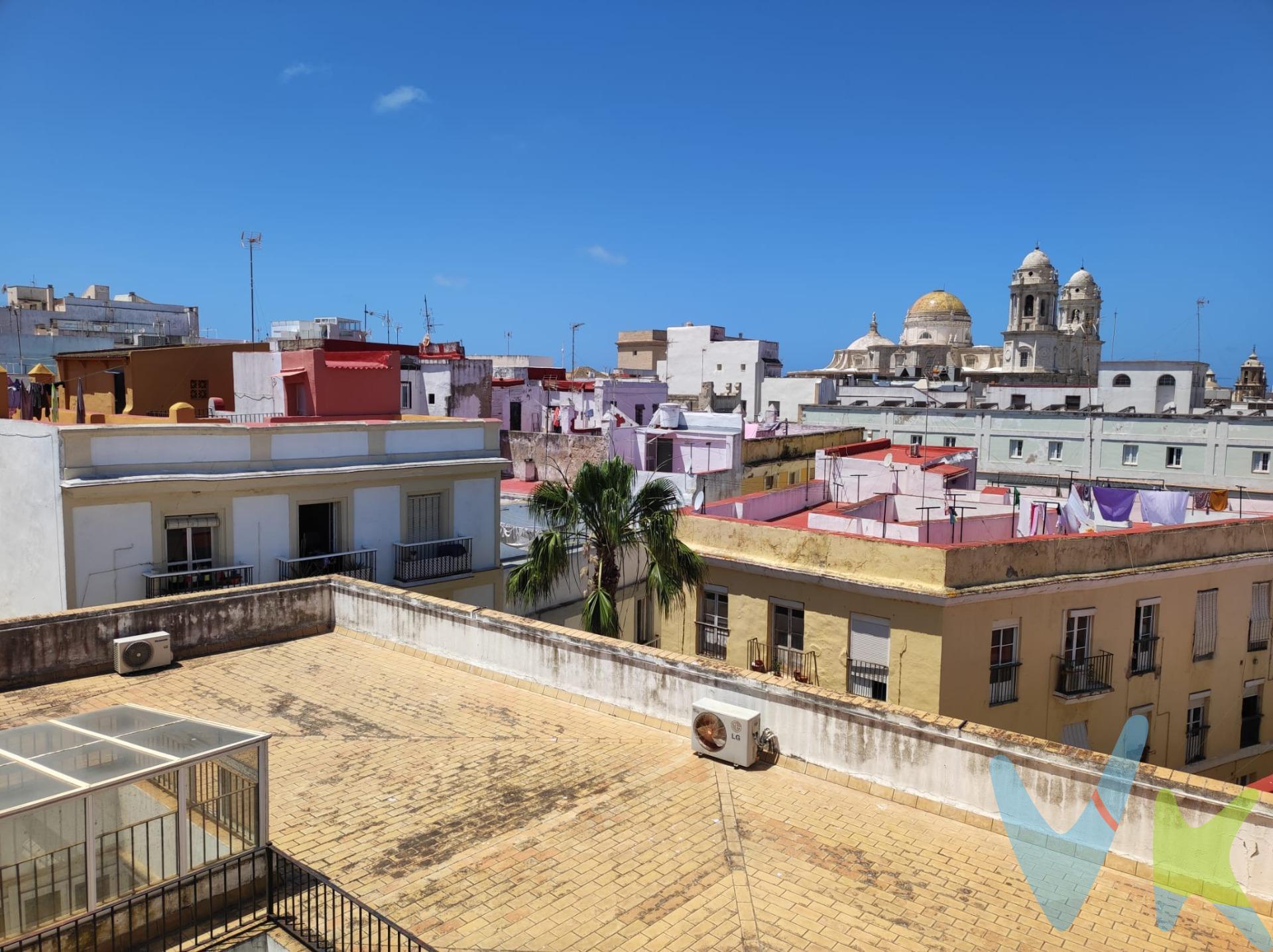 Descubre este espectacular loft ubicado en pleno centro de Cádiz. Propiedad que destaca por su luz natural y versatilidad. Con un diseño abierto ideal para crear espacios personalizados, podrás fácilmente construir tu habitación utilizando separadores según tus necesidades. . Esta vivienda se encuentra en una ubicación privilegiada con acceso a servicios esenciales como tiendas, restaurantes y transporte público. . La vivienda ofrece un gran potencial tanto para inversión como para disfrutarlo personalmente. . No pierdas la oportunidad de transformar este espacio único entre las encantadoras calles gaditanas. *Toda la información contenida en este anuncio se ofrece a título orientativo y no contractual*. En cumplimiento de las obligaciones de información previstas en la Ley 10/2025, de 28 de diciembre, de servicios de atención a la clientela y transparencia, así como en la normativa sectorial vigente, el precio indicado no incluye los gastos e impuestos inherentes a la adquisición, los cuales se desglosan estimados o con posibilidad de calcularlos a continuación. • IMPUESTOS A CARGO DEL COMPRADOR: En el caso de IVA (Impuesto de Valor Añadido) al tipo vigente del 10%, de acuerdo con la Ley 37/1992, de 28 de diciembre, del impuesto sobre el Valor Añadido. En el caso de ITP (Impuestos de Transmisiones Patrimoniales) el 7% sobre el mayor de los valores entre el precio de venta o el valor de referencia catastral, pero en casos especiales se puede ver reducido al 6% o al 3,5% en función de las condiciones del comprador, en virtud de lo dispuesto en el Ley 5/2021, de 20 de octubre, de Tributos Cedidos de la Comunidad Autónoma de Andalucía. • NOTARÍA y REGISTRO: Son gastos sometidos a arancel, el importe exacto dependerá del precio final de la compraventa, número de copias de la escritura, número de páginas de la escritura, complejidad, etc., todo ello de acuerdo con lo dispuesto en el anexo I del Real Decreto 1426/1989, de 17 de noviembre, por el que se aprueba el Arancel de los Notarios, y con el Real Decreto 1427/1989, de 17 de noviembre, por el que se aprueba el Arancel de los Registradores de la Propiedad. • HONORARIOS PROFESIONALES DE LA AGENCIA INMOBILIARIA: No incluidos en el precio de compra, y su importe a cargo del comprador será de un 3% más IVA sobre el precio de venta, con un mínimo de 3.000 Euros más IVA. • EN CASO DE FINANCIACIÓN BANCARIA: El importe de los gastos de la misma deberán ser consensuados con la entidad bancaria que vaya a financiar la operación. • Se ruega contacten directamente con la agencia a fin de poder facilitarles una oferta personalizada que incluya el cálculo del precio definitivo en función de las circunstancias personales de cada comprador. Se hace constar que la agencia efectúa una labor de intermediación, y que las condiciones finales de la compraventa quedan sujetas a la aceptación expresa de la parte vendedora y a la ulterior formalización del contrato . . 