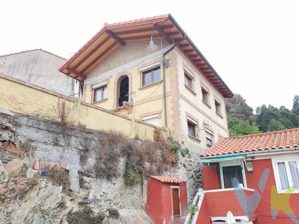 Ponemos a la venta en exclusiva, vivienda en el centro de Cudillero, casa de 2 plantas, para hacer una vivienda, o para hacer 2 viviendas, cada una de 2 dormitorios, salón comedor, cocina y baño, con patio de 25 propio, resto para reformar en su totalidad, estructura primera planta reforzada y tejado nuevo, ideal 2ª vivienda, o inversión, vistas a Cudillero, vistas mar, acceso exclusivamente peatonal, Infórmese! 