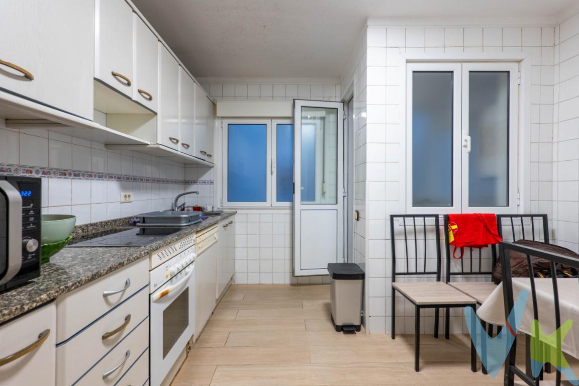 Presentamos esta magnífica vivienda situada en la Calle Marqués de Urquijo, en pleno barrio de La Arena, una de las zonas más demandadas y valoradas de Gijón. Su ubicación es privilegiada, a pocos minutos caminando del emblemático Parque de Isabel la Católica y de la conocida Playa de San Lorenzo, lo que permite disfrutar de naturaleza, mar y todos los servicios del centro urbano.La vivienda cuenta con 82 m² útiles, perfectamente distribuidos para ofrecer amplitud, funcionalidad y confort, y se encuentra lista para entrar a vivir.El piso dispone de un amplio salón exterior a Calle Piles y una de las habitaciones también es exterior a la misma calle.La cocina independiente cuenta con terraza interior, proporcionando un espacio adicional muy práctico para zona de lavado o almacenamiento. La zona de descanso se completa con dos habitaciones interiores, tranquilas y bien aprovechadas.La vivienda dispone además de un baño completo con ventana, que garantiza ventilación, así como un aseo adicional, aportando mayor comodidad para el día a día.En el pasillo encontramos dos armarios empotrados, que ofrecen una excelente capacidad de almacenamiento y contribuyen a mantener los espacios despejados y ordenados.Una propiedad que combina ubicación privilegiada, distribución funcional y calidad de vida, perfecta tanto como residencia habitual, segunda vivienda junto al mar o inversión en una de las zonas con mayor demanda de la ciudad.En las últimas fotografías de este anuncio podrás descubrir una propuesta de reforma realizada mediante home staging virtual con inteligencia artificial, que muestra cómo podría transformarse esta vivienda tras una actualización estética.Se informa a los interesados que el precio de venta indicado no comprende el Impuesto de Transmisiones Patrimoniales (ITP) , los gastos asociados a la compraventa (notaría, registro de la propiedad y otros) ni los honorarios de la agencia inmobiliaria a cargo del comprador.