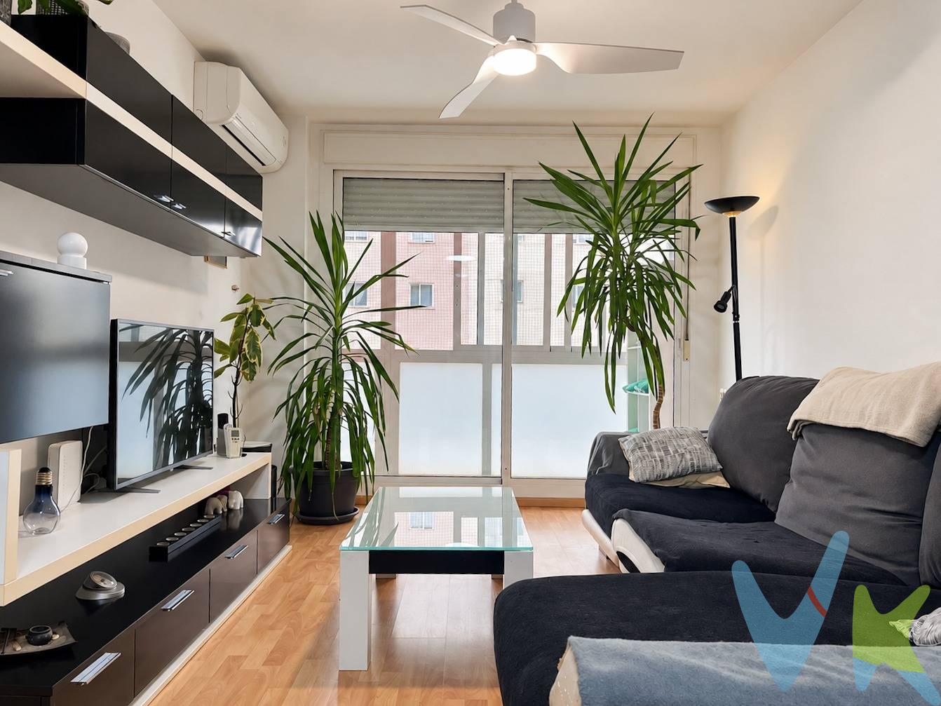 Estupenda vivienda de 3 dormitorios con terraza bioclimática, situada en Valdespartera, en una ubicación muy cómoda para el día a día y próxima a todo tipo de servicios, tranvía y centro de salud. La vivienda se encuentra en primera planta y cuenta con orientación norte-sur, favoreciendo la ventilación y el aprovechamiento de la luz a lo largo del día. Dispone de 3 dormitorios, salón, cocina independiente y 2 baños, con una distribución cómoda y funcional. Uno de sus espacios destacados es su terraza bioclimática, que aporta un espacio adicional para disfrutar de la vivienda. Además, la propiedad incluye DOS plazas de garaje y trastero. 📍 Valdespartera, Zaragoza. 🏢 Primera planta. 🛏️ 3 dormitorios. 🛁 2 baños. 🛋️ Salón. 🍽️ Cocina independiente. ☀️ Terraza bioclimática. 🧭 Orientación norte-sur. 🚗 2 plazas de garaje. 📦 Trastero. 🚋 Muy próxima a parada de tranvía. 🏥 Cerca del centro de salud. 🛍️ Todo tipo de servicios en el entorno. 💰 PRECIO DE VENTA: 252.068 €. . ¿CUÁNTO AHORRO NECESITO APROXIMADAMENTE PARA COMPRARLA?. Como orientación, considerando aproximadamente un 32 % del precio de compra para cubrir la parte que podría no financiar la entidad bancaria y los gastos asociados a la compraventa:. Ahorro estimado necesario: 80.662 € aproximadamente. A modo orientativo:. • 20 % del precio no financiado: 50.414 € aprox. • 12 % para impuestos y otros gastos: 30.248 € aprox. • Ahorro total estimado: 80.662 €. Estas cantidades son orientativas y pueden variar en función de la financiación concedida, los impuestos aplicables, los gastos de la operación y las circunstancias particulares del comprador. . ⚠️ IMPORTANTE – VIVIENDA VPO. La vivienda es de Protección Oficial (VPO), por lo que los compradores deberán cumplir los requisitos establecidos para poder acceder a este tipo de vivienda, incluidos los límites y demás condiciones que resulten aplicables. Es recomendable comprobar previamente que se cumplen los requisitos necesarios para la adquisición de una vivienda protegida. Una vivienda muy completa en Valdespartera, con 3 dormitorios, terraza bioclimática, dos plazas de garaje y trastero, y con la comodidad de tener tranvía, centro de salud y numerosos servicios a pocos minutos. Contacta para ampliar información o concertar una visita.