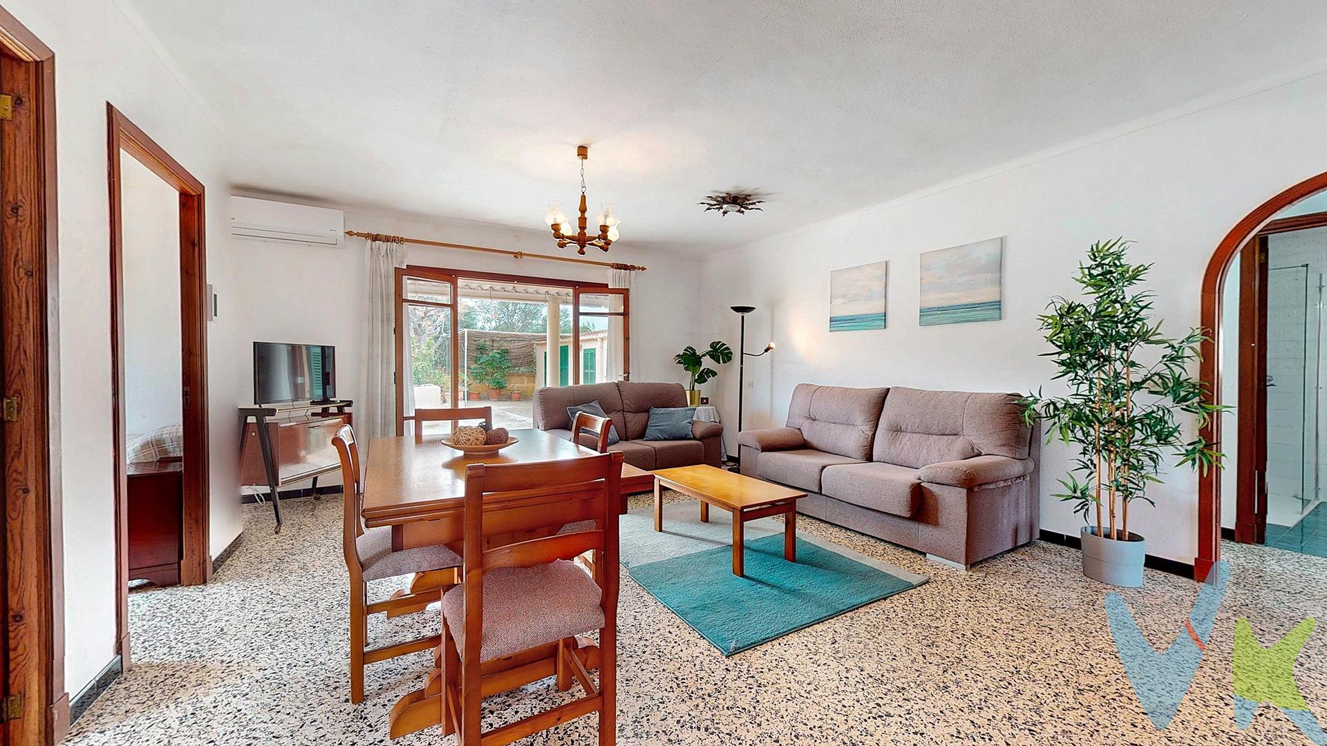 A cinco minutos a pie del mar y del Club Náutico, en la entrada de la Colònia de Sant Pere, esta casa unifamiliar independiente ofrece algo cada vez más escaso en el nordeste de Mallorca: una parcela de 435 m² en suelo urbano, con espacio exterior generoso y una ubicación que combina tranquilidad y accesibilidad. . A tan solo 5 minutos caminando del mar y del Club Náutico, y también muy cerca del centro y la iglesia. Además, al encontrarse junto a la entrada del pueblo, disfruta de una ventaja muy valorada: es una zona más tranquila que las calles más próximas al paseo marítimo, con menos tránsito y un ambiente más relajado, manteniendo al mismo tiempo la comodidad de tenerlo todo a mano y poder aparcar justo enfrente de la casa. La vivienda, de 157 m² construidos, se distribuye en cuatro habitaciones dobles, una habitación individual y un baño, con un aseo exterior bajo el porche trasero especialmente práctico en verano. Toda la vivienda se desarrolla en una sola planta, lo que facilita la vida cotidiana y la hace especialmente cómoda. Desde el exterior se accede a un terrado desde el que se contempla el mar. . El exterior es el gran protagonista: porche delantero, terraza, jardín y un patio trasero amplio con múltiples posibilidades —comedor de verano, zona de barbacoa, huerto—, además de un safareig tradicional mallorquín que aporta carácter a la finca. Completan la propiedad dos espacios auxiliares útiles como almacén, taller o cuarto de bicicletas. Construida en 1971, la vivienda requiere una reforma y se vende en su estado actual. Es importante señalar que el inmueble se encuentra dentro de la Unidad de Actuación UA 8, lo que implica limitaciones para obras de reforma o ampliación hasta que dicha unidad se desarrolle. . Una vez completado ese proceso urbanístico, la finca ofrece un potencial relevante: la posibilidad de segregar en dos parcelas y edificar hasta cuatro viviendas bajo la normativa CO-INT. Un perfil inversor o un comprador con visión a largo plazo encontrará aquí una oportunidad con fundamento real en una de las zonas más cotizadas de Mallorca. El precio de venta indicado no incluye el Impuesto de Transmisiones Patrimoniales (ITP), que será orientativamente del 8,20 %, ni los gastos notariales y registrales, estimados orientativamente en un 2 % del valor de la compraventa, los cuales deberán ser abonados por la parte compradora al firmar la correspondiente escritura pública. El importe de los impuestos se calcula sobre el precio final que conste en la escritura pública y puede variar en función de la normativa aplicable, así como de las subvenciones, ayudas, edad y demás circunstancias personales del contribuyente. Los honorarios de la agencia inmobiliaria serán asumidos íntegramente por la parte vendedora, no suponiendo coste alguno para la parte compradora.  Inmobiliaria Inscrita en el Registre Oficial de Agents Immobiliaris de les Illes Balears con el NUMERO REGISTRO: GOIBE747077/2024.   . 