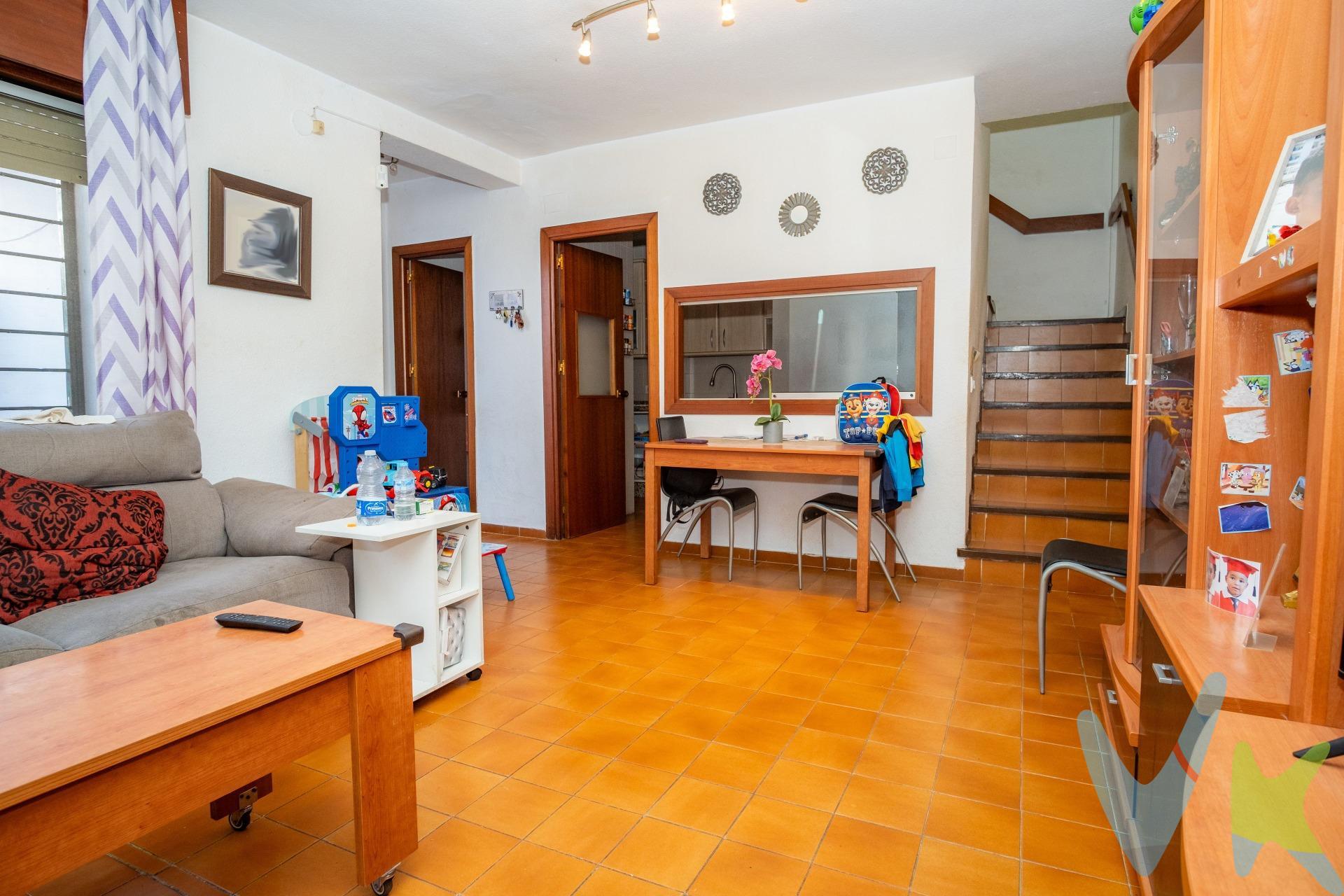 A pocos minutos de Cádiz le ofrecemos esta estupenda casa adosada con  un patio en la entrada , un amplio salón comedor que dispones de tiro de chimenea , cocina grande con terraza lavadero, un aseo y un dormitorio. En la planta de arriba esta el dormitorio principal , un baño completo y otro de los dormitorios individuales. Azotea con un cuarto lavadero o trastero. Zona tranquila y con fácil aparcamiento en la calle. LOS GASTOS SEGUN LEY Y LOS HONORARIOS NO ESTAN INCLUIDOS PARA EL COMPRADOR.