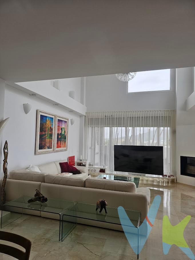 Villa White destaca por sus vistas al mar, su luz natural y su alto nivel de seguridad. Exclusiva villa de lujo en venta.
Construida en 2007, la vivienda destaca por su luminosidad y sus vistas abiertas al mar, con grandes ventanales que acompañan la entrada de luz natural y permiten apreciar los amaneceres de Ibiza. El interior se organiza en espacios amplios y funcionales, donde salón y cocina se conectan con naturalidad, creando un ambiente cómodo para el día a día.
La propiedad dispone de cuatro dormitorios y cinco baños. Las dos habitaciones principales cuentan con baño en suite, ofreciendo un mayor nivel de privacidad y confort. Además, una de ellas es una gran suite con terraza privada y espectaculares vistas al mar. La distribución ha sido concebida para ofrecer privacidad entre estancias, manteniendo una sensación de equilibrio y confort en toda la vivienda.
Una de las plantas, actualmente en desarrollo, ofrece un espacio versátil con acceso independiente y terraza, permitiendo adaptarse a distintos usos como gimnasio, sala de cine o área de ocio. Además, la vivienda cuenta con preinstalación para ascensor, facilitando la conexión entre niveles.
En cuanto a sus instalaciones, la vivienda dispone de aire acondicionado frío/calor en todas las estancias. El sistema ha sido diseñado de forma eficiente, reutilizando el aire caliente del aire acondicionado para climatizar la piscina, lo que permite ampliar la temporada de uso de la misma. La zona de piscina incorpora además muros cortavientos y estructura preparada con pilares para un futuro cerramiento mediante cubierta y paneles laterales. En la zona de la piscina hay una amplia estancia con baño de vapor y salida directa a una terraza cubierta comunicada con la propia piscina.
El suministro de agua se gestiona mediante cisternas: una de 1.000 litros destinada a jardín y piscina conectada a la red, y dos depósitos adicionales de 1.000 litros para la vivienda, con sistema de descalcificación y bombas de presión.
En el exterior, la casa ofrece terrazas con vistas al mar y una zona de piscina integrada en un entorno cuidado, junto a espacios ajardinados. La propiedad incorpora también sistemas de alta seguridad, con ventanas con cierres blindados y muros dobles.
La vivienda dispone de una zona de aparcamiento cubierta con capacidad para tres vehículos, garantizando comodidad y fácil acceso.
Enclavada en la codiciada urbanización de Siesta, la vivienda se encuentra en un entorno sereno y privilegiado, muy cerca de las playas, el puerto y la amplia oferta de servicios de Santa Eulària. Su posición dominante proporciona agradables panorámicas al mar y vistas privilegiadas de los emblemáticos amaneceres de la costa este de Ibiza.