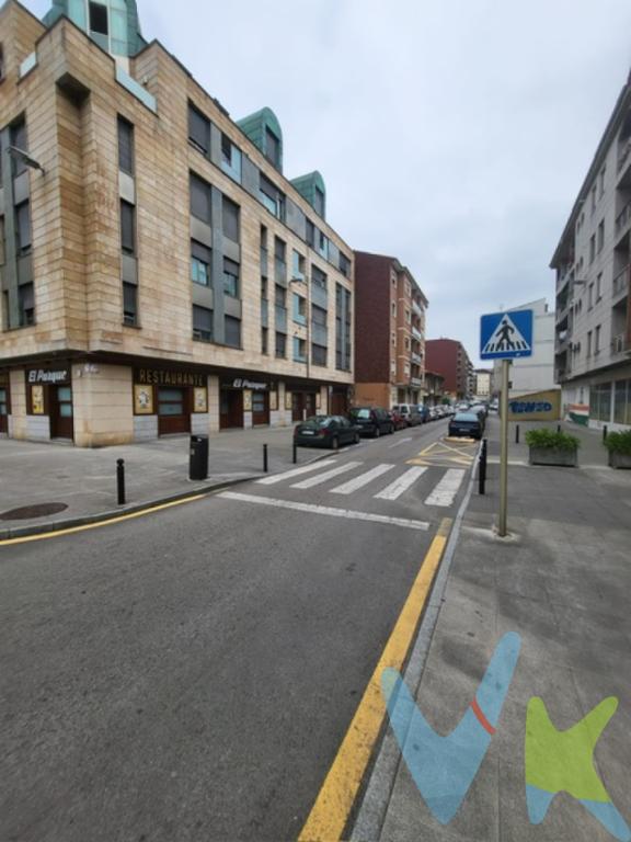 Local  de 462m2 Cuenta con una estancia como oficina y un baño con ducha. El resto está diáfano.Interesante para hacer trasteros y alquilarlos.  