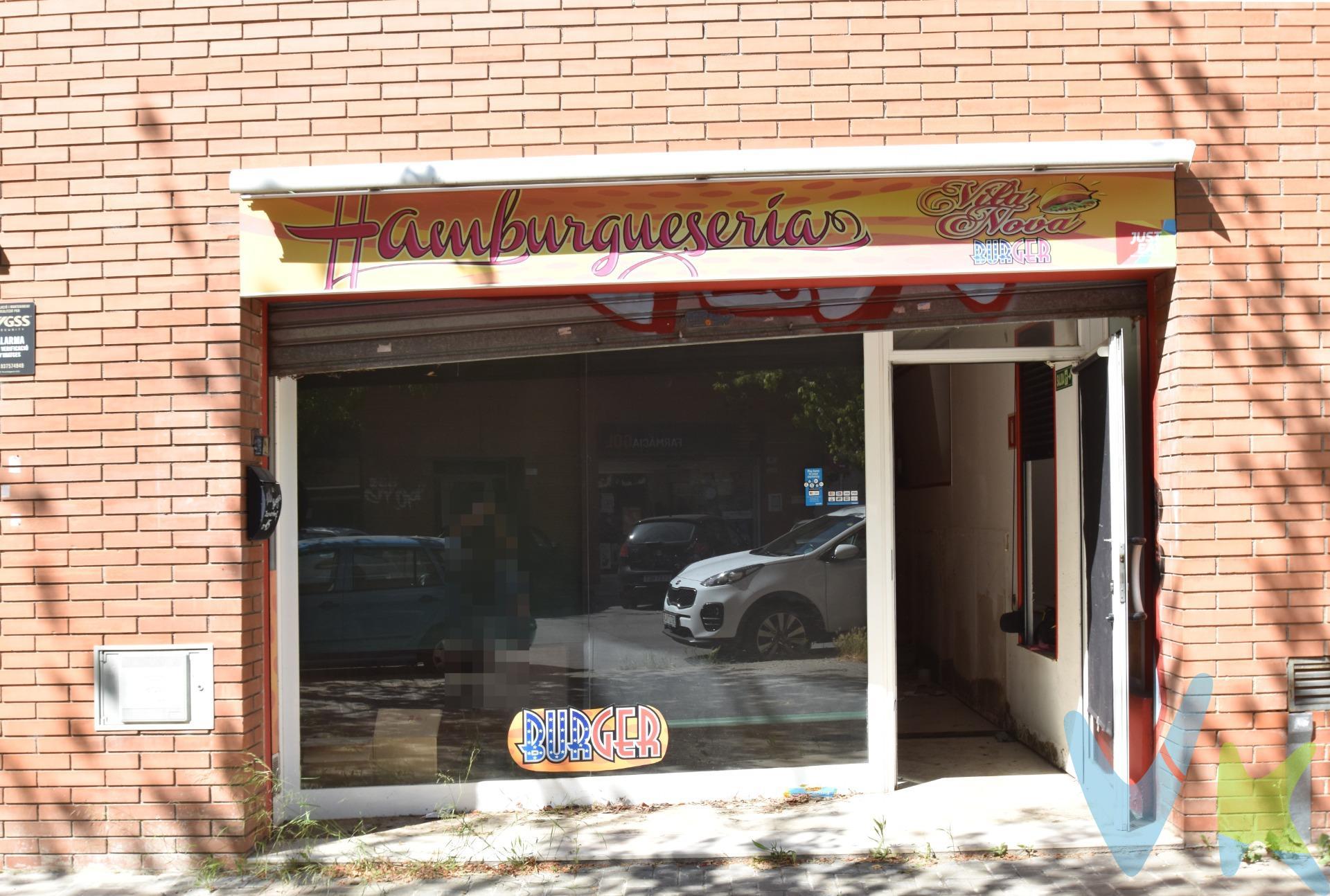 Se vende local comercial de 74 m² construidos ubicado estratégicamente en una calle comercial, rodeado de negocios activos, con mucho paso de vehículos y con varios colegios cerca. El local disponde de salida de humos Instalada y es ideal para restaurante, take away, bar, cafetería, panadería, lavandería, oficinas, comercio..etc. Cuenta con una fachada de 4 metros, puerta de aluminio, persiana metálica, suelo e instalaciones bàsicas y dos baños. El último uso fue un bar. Ideal para emprendedores y/o inversores. . El precio no incluye impuestos (ITP, IVA y AJD), ni los gastos de notario ni los de registro.
