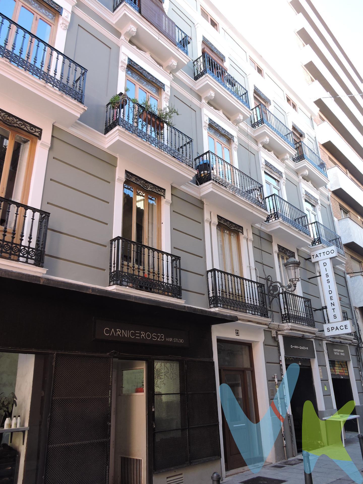 ** NO se cobran honorarios al COMPRADOR ** . Si tu sueño ha sido siempre vivir en el centro de Valencia, en una vivienda con techos altos y vigas de madera, deja de soñar porque esta casa es el hogar que estabas buscando. . Situada en la calle Carniceros, junto a las Torres de Quart, tenemos esta propiedad centenaria con una fachada con mucha historia. En estos momento la finca no tiene ascensor, pero durante el 2026 esta previsto la instalación en el edificio ( Los vendedores dejaran pagada esa derrama ). . La vivienda este recién reformada, solo falta que le de tu toque personal con la cocina. Nada mas entrar nos encontramos con un espacioso hall que nos da la Bienvenida, hacia la derecha tenemos la cocina office con dos balcones que dan al exterior y hacia la izquierda entrando por el hall tenemos el resto de estancias, una amplia habitación, el baño y el segundo dormitorio. . Disfruta la experiencia de residir en el centro de según la Revista Forbes la mejor ciudad para VIVIR. . ¡ Contacta con nosotros y organizamos una visita !. ¿ Necesitas Financiación ?.  . Nuestro departamento financiero puede gestionar tu préstamo " Hasta un 100% + Gastos ". ¡ Consúltanos !.  . *Nota: En el precio de venta no están incluidos los muebles y enseres de las fotografías, ni el impuesto del ITP del 10%, los gastos de Notaría que ascienden de forma orientativa a 900 €, los honorarios de agencia que son el 3% más iva aplicado al precio de venta y los gastos de financiación, si la hubiese. Este anuncio no es vinculante, puede contener errores, se muestra a titulo informativo y no contractual.Número de Registro de Agentes de Intermediación Inmobiliaria de la Comunidad Valenciana: RAICV-0386.