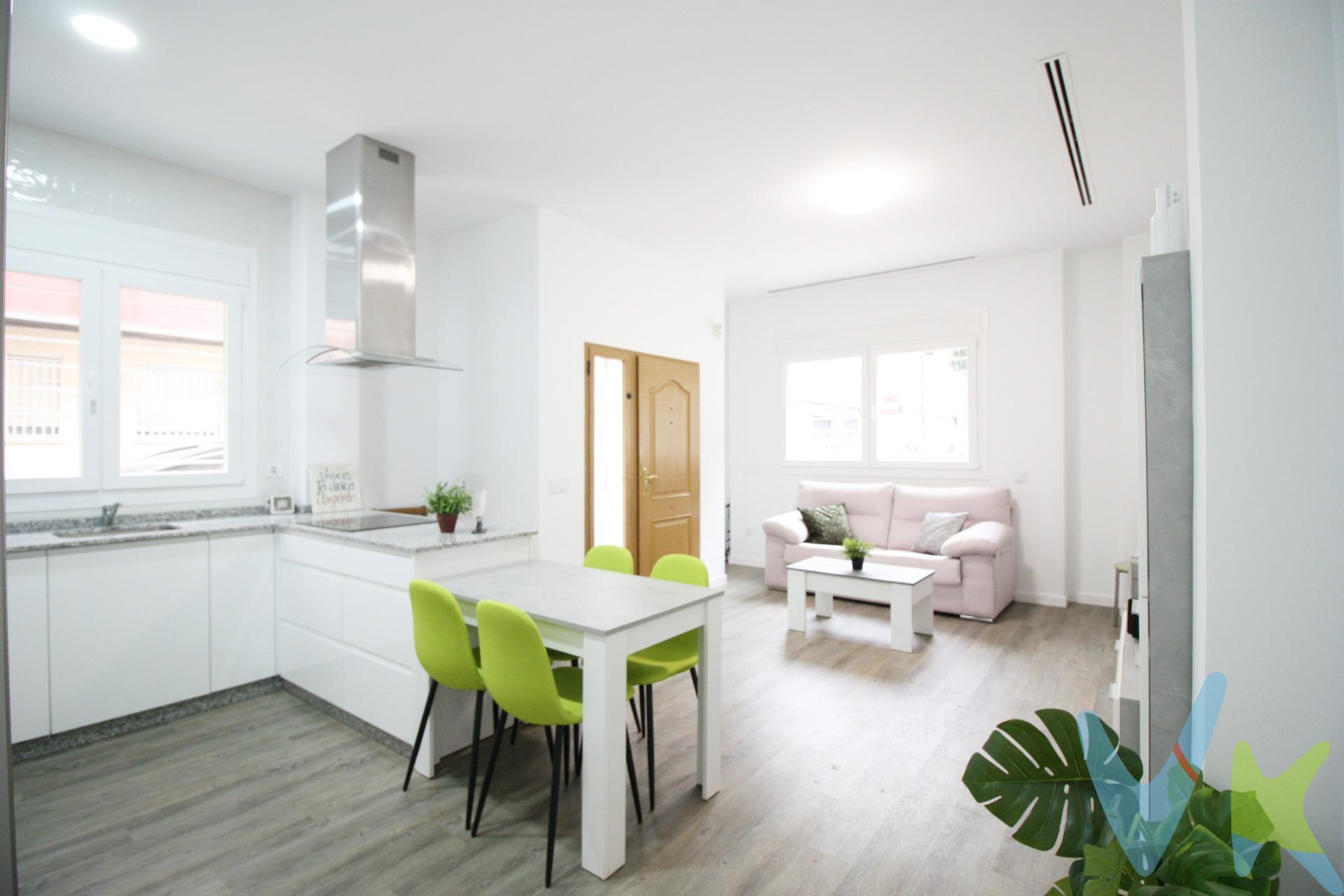 Descubre esta magnífica planta baja situada en una tranquila zona de Alaquàs, perfecta para quienes buscan confort, funcionalidad y un ambiente moderno. La vivienda destaca por su diseño práctico y luminoso, con espacios bien distribuidos que invitan a disfrutar del día a día con total comodidad. Al acceder, nos recibe un amplio salón-comedor con cocina office, un espacio abierto y acogedor que combina perfectamente la zona de estar con la cocina, ideal para compartir momentos en familia o con amigos. Dispone de dos habitaciones dobles, ambas muy luminosas y con excelente capacidad de almacenaje, además de dos baños completos con acabados actuales que aportan confort y elegancia. La vivienda se complementa con una zona de lavandería independiente, que aporta un extra de comodidad, y un garaje privado con acceso directo, lo que convierte este hogar en una opción práctica y segura. En resumen, una vivienda moderna y funcional lista para estrenar, donde cada detalle ha sido pensado para ofrecer bienestar, comodidad y calidad de vida en una de las mejores zonas de Alaquàs. Entra en nuestro tour y disfruta: https://my.matterport.com/show/?m=3GLBGBt8Wf7. Los datos e información contenida en este anuncio no son vinculantes sino meramente informativos, la oferta está sujeta a cambios de precio, textos, fotos o cualquier otro contenido inesperado, la inmobiliaria se reserva el poder de modificarlo en cualquier momento. La venta de esta vivienda se gestiona mediante contrato de EXCLUSIVA COMPARTIDA por lo que se trabaja con más de 150 Inmobiliarias. Los gastos de la venta tales como notaría, registro y honorarios no están incluidos en el precio. . . . 
