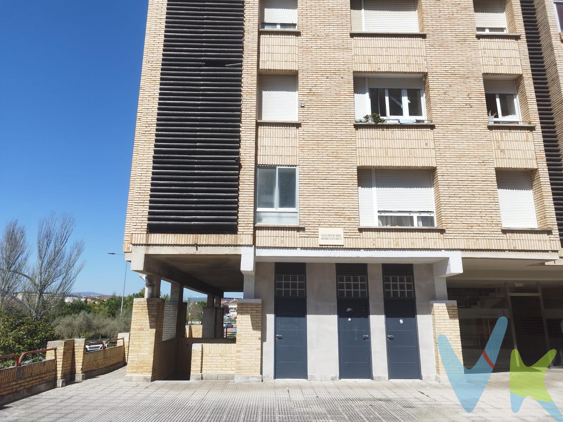 Se vende trastero ubicado junto a la puerta del portal, en la misma planta Baja del edificio situado en Santa Cruz de Ardoi, número 1, en una de las zonas más demandadas de Zizur Mayor. Se trata de un trastero de 5,39 m2 con altura y que dispone de fácil acceso tanto desde la calle, ideal para almacenar pertenencias de manera cómoda y segura. Espacio seco, ventilado y en buen estado de conservación. Perfecto para guardar bicicletas, herramientas, material de temporada o liberar espacio en casa. Actualmente no tiene gastos ya que la luz se paga entre los propietarios de los trasteros y existe un bote con el que se cubre dicho gasto. ¡Una buena oportunidad tanto para particulares como para inversión!. (Los datos proporcionados son meramente informativos y no tienen valor contractual. El precio de venta indicado no incluye impuestos ni gastos de transmisión). 