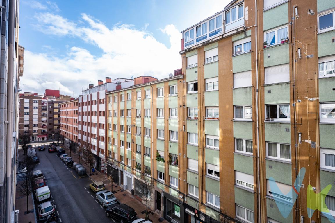 TENEMOS EL GUSTO Y EL PLACER DE PRESENTE ESTE PRECIOSO PISO EN UNA DE LAS ZONAS MÁS CONSOLIDADAS DE GIJÓN, EL BARRIO DEL LLANO, MÁS CONCRETAMENTE EN EL LLANO DEL MEDIO DONDE LA VIDA COTIDIANA REFLEJA LAS COSTUMBRES DE LA POBLACIÓN DE NUESTRA CIUDAD.DISPONE DE TRES HABITACIONES, DOS DE ELLAS DE BUEN TAMAÑO, UNA MUY LUMINOSA AL IGUAL QUE LA COCINA DONDE SE HA INTEGRADO LA TERRAZA DONDE UNOS GRANDES VENTANALES PERMITEN QUE ÉSTA SEA MUY LUMINOSA.TANTO EL BAÑO COMO EL ASEO HAN SIDO REFORMADOS Y APENAS HAY PASILLO PUESTO QUE ENTRAS DIRECTAMENTE A LA VIVIENDA DESDE LA CALLE LO QUE PERMITE NO TENER NI UN SOLO M2 DESAPROVECHADO.SI TE INTRIGA VER ESTE INMUEBLE SOLO HAS DE LLAMARNOS Y TE LO ENSEÑAREMOS CON MUCHO GUSTO.RECUERDA QUE EN EL PRECIO NO ESTÁN INCLUIDOS EL IMPUESTO DE TRANSMISIÓN, REGISTRO Y GASTOS NOTARIALES.
