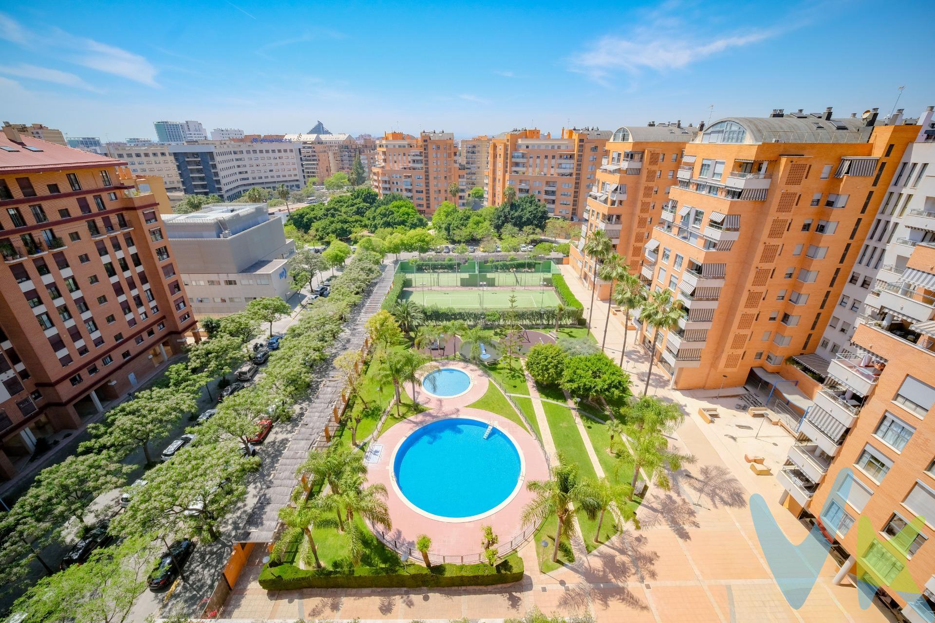  Mocadi Real Estate presenta: Donde la ciudad se rinde a tus pies. Donde la luz no entra, te pertenece. En el corazón de Campanar, en una de las urbanizaciones más exclusivas de Valencia, se eleva esta última planta dúplex que no se limita a ser una vivienda, es una declaración de estilo y de éxito. Distribuida en dos niveles perfectamente concebidos, la propiedad ofrece una experiencia residencial que equilibra elegancia, funcionalidad y privacidad. En la planta principal, el espacio se abre a un salón bañado por luz natural, una cocina de diseño que actúa como pieza central, un dormitorio con baño en suite, además de un práctico espacio de desahogo tipo trastero que aporta ese extra de orden imprescindible en una vivienda de este nivel y un aseo de cortesía. La planta superior está reservada al descanso más exclusivo, dos dormitorios , ambos con sus respectivos baños en suite, creando un ambiente íntimo, sofisticado y perfectamente independiente. Cada detalle ha sido ejecutado desde cero en una reforma integral que redefine el lujo contemporáneo. Materiales de alta gama, tecnología invisible y un diseño que fluye con naturalidad crean un espacio donde todo encaja… y nada sobra. La luz es protagonista absoluta. Las ventanas de techo Velux motorizadas, con sensor de lluvia, mosquiteras y sistemas blackout, transforman cada estancia en un escenario dinámico a lo largo del día. El aislamiento acústico de alto rendimiento aporta una calma envolvente, difícil de encontrar en la ciudad. La cocina se articula sobre superficies de porcelánico continuo y piezas exclusivas de Neolith y Silestone, elevando cada rincón a una experiencia sensorial. Equipada con electrodomésticos de alta gama de Pando y Siemens, y como extra, dispone de descalcificador. La cocina no es solo funcional, es un espacio diseñado para disfrutar, compartir y vivir. Los baños, con sanitarios italianos NIK y mobiliario de diseño Naxani, transmiten el carácter de una vivienda exclusiva, donde la iluminación Arkos y los detalles en LED generan un ambiente elegante, cálido y cuidado al milímetro. El confort es total, climatización central LG en toda la vivienda, descalcificador de gran capacidad, carpinterías de seguridad, conexión de datos por cable en todas las estancias… todo pensado para una vida sin fricciones. La propiedad incluye una plaza de garaje,  para quienes valoran la comodidad sin límites. Y una segunda plaza opciónal a consultar con tu asesor. Y más allá del interior, una urbanización que responde al mismo nivel de exigencia: seguridad 24 horas, piscinas, club social, pistas de tenis y pádel, zonas verdes, espacios para pasear, hacer deporte o simplemente desconectar. Pero lo que realmente diferencia esta propiedad, SON SUS IMPRESIONANTES VISTAS !!. Una panorámica abierta, limpia, infinita. Un horizonte que cambia cada día y que convierte cada amanecer y cada noche en algo propio. Porque hay viviendas que se visitan… y otras que, sencillamente, están destinadas a encontrarte. Porque hay lugares que no necesitan explicarse… solo estar a la altura de quien los elige. La descripción y los datos del presente inmueble tienen carácter meramente informativo y en ningún caso contractual. En el precio de la vivienda no están incluidos los honorarios de agencia, gastos de compraventa y/o financiación. Por mandato expreso del propietario, comercializamos este inmueble en exclusiva compartida, lo que garantiza un servicio de calidad, un trato fácil y personalizado, una gran difusión en nuestras redes compartidas y sin interferencias de terceros. Por este motivo se ruega no molestar al propietario, a los ocupantes de la propiedad, a los vecinos o conserjes del edificio si los hubiera. Si eres una agencia, llámanos colaboraremos contigo.