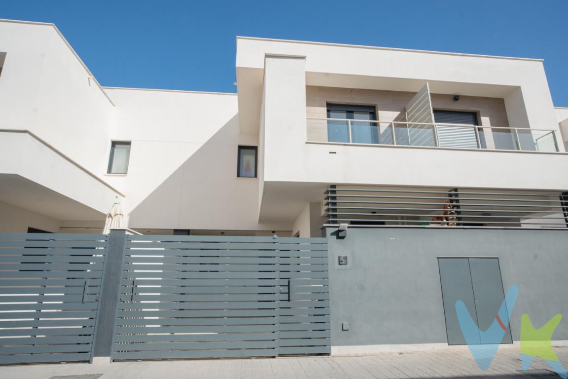 Casa Adosada en Entrenúcleos: Un Hogar de Lujo y Comodidad.

Esta impresionante casa adosada en Entrenúcleos, concretamente en el Residencial Ares II. Ofrece una combinación perfecta de espacio, lujo y funcionalidad. Con una distribución inteligente y acabados de alta calidad, esta propiedad es ideal para aquellos que buscan un hogar sofisticado y cómodo dentro de un Residencial Privado que además cuenta con piscina y un salón de celebraciones equipado con cocina.

Planta Baja: Espacios Abiertos y Funcionales

- Recibidor Amplio: Un espacio acogedor y luminoso que invita a entrar en la casa.
- Aseo: Un baño práctico y funcional para invitados o uso diario.
- Armario Trastero y Hueco de Escalera: Un espacio inteligente para almacenar y optimizar la funcionalidad de la casa.
- Salón/Comedor Muy Amplio: Un espacio abierto y luminoso perfecto para relajarse, recibir visitas o disfrutar de comidas familiares.
- Cocina Completamente Equipada: Diseñada para el chef de la casa, esta cocina cuenta con todos los electrodomésticos necesarios, amplias zonas de trabajo y mucho almacenamiento.
- Patio Delantero: Un espacio perfecto para aparcar tu coche o disfrutar del aire libre, con un pasillito de lavadero muy práctico e interesante también para almacenaje.
- Patio Trasero: Un \"rincón\" privado de 40 metros cuadrados con salida directa a la piscina, perfecto para relajarse y disfrutar del sol.

Planta Alta: Habitaciones Espaciosas y Lujosas

- 3 Habitaciones Amplias: Espaciosos dormitorios con amplias ventanas que permiten la entrada de luz natural.
- Habitación Principal con Terraza y Baño en Suite: Un refugio privado con vistas impresionantes y un baño en suite con placa de ducha.
- Baño común con bañera, ambos baños con acabados de alta calidad.

Sistemas de Climatización y Agua Caliente

- Split Frío y Calor en todas las estancias: Un sistema de climatización eficiente y silencioso que garantiza una temperatura perfecta en cada habitación.
- Placa Térmica en azotea no transitable: Un sistema de energía renovable que proporciona agua caliente de manera eficiente y sostenible.
- Termo Eléctrico: Un sistema de agua caliente adicional para garantizar el suministro en todo momento.

Esta maravillosa casa adosada en Entrenúcleos es un verdadero hogar de lujo, diseñado para ofrecer la máxima comodidad y funcionalidad. ¡No te pierdas la oportunidad de hacerla tuya!

Informamos que el precio de venta no incluye: 
-Honorarios de la agencia inmobiliaria,
-Impuestos (el Impuesto de Transmisiones Patrimoniales, IVA o AJD, en su caso),
-Otros gastos de la compraventa (gastos de registro de la Propiedad, Notaría, gestión
ni de posible financiación).
Documento D. I. A. a disposición del consumidor según Decreto 218/2005 Junta de
Andalucía.
