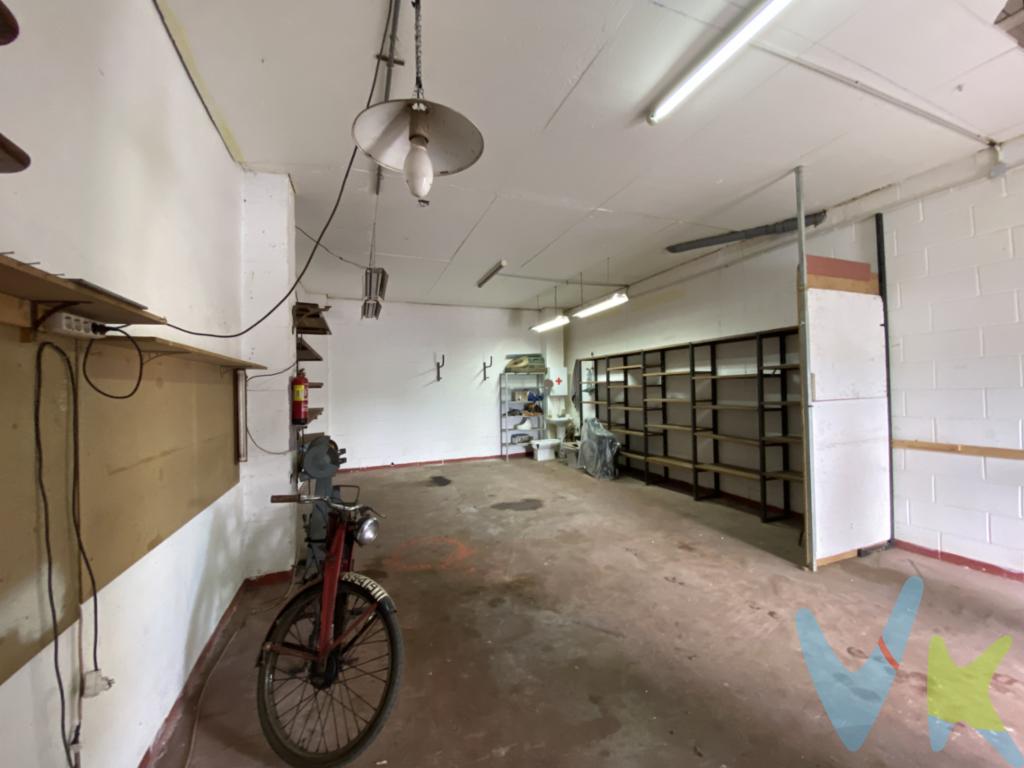 En Santiago de Cartes, en un entorno en crecimiento, se vende este amplio local comercial a pie de calle. Con una superficie construida de aproximadamente 225 m², ofrece una magnífica oportunidad para implantar distintos tipos de negocio en una zona con buena actividad económica y residencial. Actualmente el inmueble está dividido en 3 locales independientes, cada uno con su propia entrada desde la calle, lo que permite alquilarlos o explotarlos por separado si se desea y cuentan con los suministros de luz y agua dados de alta. Cada espacio puede destinarse a diferentes usos (comercial, despacho, pequeño almacén, servicios, etc.), lo que aporta gran versatilidad para inversores o emprendedores. Además cabe la posibilidad de cambio de uso a vivienda, previa autorización del Ayuntamiento de Cartes. El local se sitúa en la zona de La Plaza del Gallo, uno de los núcleos más dinámicos del municipio de Cartes, muy próximo a Torrelavega situada a tan solo 10 minutos y bien comunicado por carretera, lo que facilita el acceso tanto de clientes como de proveedores, y permite aprovechar el tirón comercial e industrial de la zona del Besaya. La zona presenta un crecimiento continuo de población y actividad económica, favoreciendo la implantación de pequeños comercios, servicios profesionales y negocios de proximidad. La ubicación a pie de calle, junto con la posibilidad de disponer de tres accesos independientes, hace de este inmueble una opción muy interesante para quien busque visibilidad y flexibilidad de uso.La parte compradora tendrá que pagar unos honorarios de 1.000EUR. No dude en venir a visitarlo.  