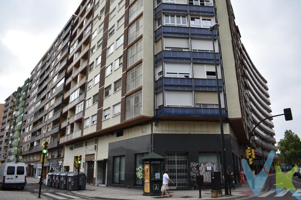 C/ Jorge Cocci angular Alvira Lasierra, junto al Habitat Don 2000. Son 4 locales unidos (2 en sótano y 2 en planta baja comunicados) que en conjunto tienen 176 m2, y una fachada en chaflán. Anterior Actividad: Entidad bancaria. ➡️ Planta baja: Superficie 91 m2 antigua entidad bancaria. Instalado con suelo cerámico, acristalamiento a fachada. ➡️ Planta sótano: Superficie 85m2. Estado: De obra. No cuenta con calefacción, agua caliente, ni tiene baño o aseo. Nos encanta💕por:. ✔ Ubicación con mucho tránsito hacia Las Fuentes y por los vecinos de la manzana. ✔ Los metros y su posibilidad de reforma. . ☎ Llámanos para visitarla, no dejes que otros te lo cuenten 📢. Gastos de compra y honorarios de agencia no incluidos en el precio.
