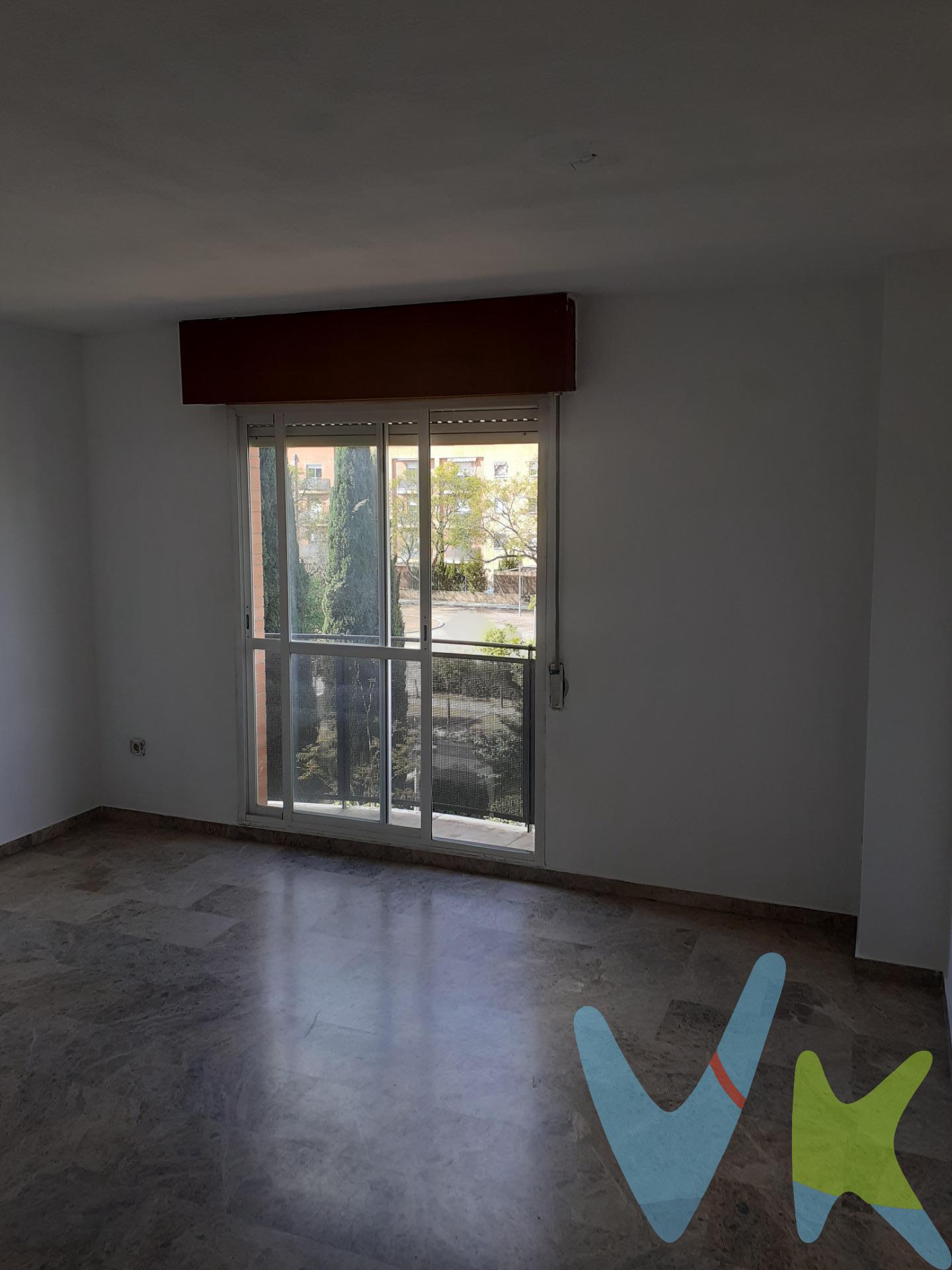 Piso VPO con Todo lo que Necesitas. Imagina vivir en un lugar donde la comodidad se encuentra con la funcionalidad, en una vivienda que te ofrece todo lo que necesitas para disfrutar de la vida en Córdoba. Este piso de Vivienda de Protección Oficial (VPO) es la oportunidad perfecta para quienes buscan un hogar acogedor, bien ubicado y con excelentes conexiones. 📍 Ubicación Privilegiada. Situado en una zona estratégica de Córdoba, este piso te permite acceder fácilmente a las principales vías de comunicación, transporte público, colegios, supermercados y zonas verdes. Disfruta de la tranquilidad de un barrio residencial sin renunciar a la cercanía de los servicios esenciales. 🚗 Comodidades que Marcan la Diferencia. Cochera incluida: Olvídate de buscar aparcamiento; tu vehículo estará seguro y accesible en tu propia plaza de garaje. Exterior y luminoso: La vivienda cuenta con amplios ventanales que permiten la entrada de luz natural, creando un ambiente cálido y acogedor. Espacios bien distribuidos: Con una distribución funcional, cada rincón de este piso está pensado para ofrecerte el máximo confort y aprovechamiento del espacio. 🏠 Características del Inmueble. Superficie construida: [Especificar metros cuadrados]. Dormitorios: 3 amplios dormitorios . Baños: 2 baños completos . Cocina: Amueblada con terraza lavadero . Salón-comedor: Amplio, luminoso y exterior a zonas ajardinadas. Extras: Ascensor, orientación oeste, armarios empotrados, balcón. 🌟 Una Oportunidad Única. Este piso VPO representa una excelente oportunidad para establecer tu primer hogar en una de las ciudades más encantadoras de Andalucía. Con todas las comodidades que necesitas y una ubicación inmejorable, es el lugar ideal para comenzar una nueva etapa en tu vida. 📞 No dejes pasar esta oportunidad. Contáctanos para más información y agenda tu visita hoy mismo. ¡Tu nuevo hogar en Córdoba te espera!. El comprador tendrá un coste adicional de un 2% más IVA del precio de venta final con unos honorarios mínimos de 3.600€ más IVA, por el servicio de gestión, asesoramiento y formalización del proceso de compra. Este importe no está incluido en el precio publicado en venta. INFORMACIÓN ADICIONAL. Para cumplir con la normativa vigente tenemos a disposición del cliente el Documento de Información Abreviada D. I. A. Los precios indicados pueden sufrir alteraciones sin previo aviso. Los GASTOS DE LA COMPRA serán según ley (Notaria, Registro e Impuestos) y no están incluidos en el precio señalado. 