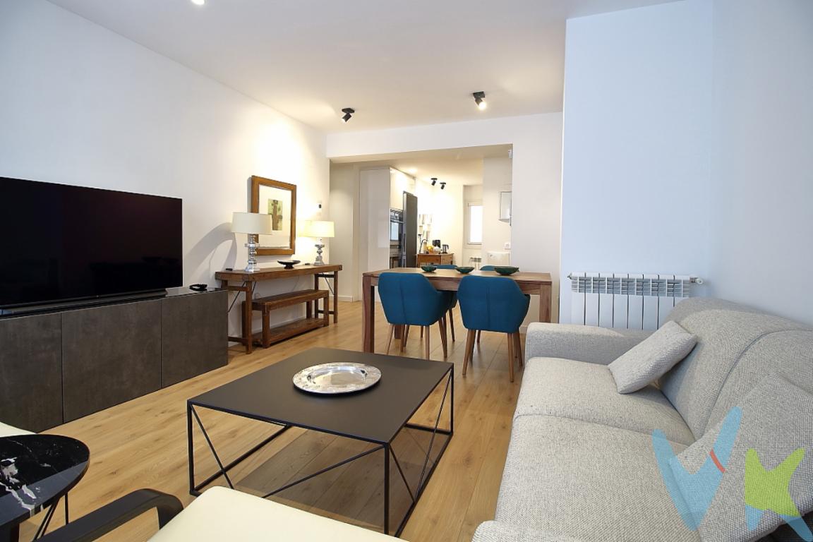 En el corazón de Gijón, se ofrece un magnífico piso en venta que combina comodidad y estilo a la perfección. Este espacioso inmueble, situado en la tercera planta de un edificio moderno, destaca por su perfecta ubicación y sus excepcionales características. Con un total de 91 metros construidos y 74.3 metros cuadrados útiles, este piso es ideal tanto para parejas como para pequeñas familias que buscan una vivienda acogedora y bien distribuida.Nada más entrar, serás recibido por un ambiente cálido y acogedor, gracias a una decoración de buen gusto, alta calidad y a su iluminación natural que optimiza cada rincón del hogar. El espacio cuenta con dos habitaciones de generosas dimensiones, perfectas para descansar y desconectar tras un largo día. La zona de descanso se complementa con un elegante salón- comedor con salida a terraza,  amueblado que se presenta como el lugar ideal para reuniones familiares o momentos de relax personal.La cocina, completamente equipada con electrodomésticos de alta gama, es un espacio pensado para los amantes de la buena cocina. Aquí, la funcionalidad se une al diseño en una combinación perfecta que hará de cada comida una experiencia única. Gracias a su equipamiento completo, estarás listo para entrar a vivir desde el primer día, sin necesidad de realizar inversiones adicionales.La localización del piso es otro de sus grandes atractivos. Estando en el tercer piso de un edificio con ascensor, el acceso a cada planta es cómodo y eficiente. Además, el inmueble cuenta con excelentes conexiones de transporte, teniendo tanto estaciones de tren como paradas de autobús cercanas. Esto hará que tus desplazamientos por la ciudad, e incluso fuera de ella, sean fáciles y rápidos, proporcionando así la máxima conveniencia para tu día a día.La zona donde se encuentra el piso es conocida por su tranquilidad y su ambiente acogedor. Aquí disfrutarás de una exquisita combinación de vida urbana y calma residencial. Además, estarás rodeado de una amplia variedad de servicios, tales como supermercados, tiendas, restaurantes y parques, que harán que tu vida diaria sea práctica y agradable.Vivir en este piso te permitirá disfrutar de la comodidad de un inmueble amueblado y completamente equipado, cercano a los principales puntos de interés de la ciudad incluidas las playas de la ciudad.. Esta oportunidad única en Gijón es una inversión segura para aquellos que buscan una vivienda lista para habitar en una de las mejores zonas.La oportunidad de adquirir una propiedad con estas características no surge todos los días. Este inmueble no solo representa un lugar donde vivir, sino que también constituye una excelente inversión a largo plazo. Descubre la armonía entre comodidad, ubicación y calidad que este fabuloso piso tiene para ofrecerte.Para aquellos interesados en comprobar personalmente las cualidades y encantos de esta propiedad, se recomienda realizar una visita. Ven y comprueba de primera mano todos los detalles que hacen de este piso una opción inmejorable en el mercado actual. No dejes pasar esta oportunidad única y conviértete en el propietario de un hogar que cumplirá con todas tus expectativas y deseos.Contamos con más de 35 años de experiencia acreditada y nuestro objetivo es garantizarle un servicio de compra humano, ético, de calidad, fácil y seguro. Nuestro equipo lo integran agentes con la titulación AIR (Agente Inmobiliario Registrado), somos CRS (Council of Residential Specialist) y API. (Agente de la Propiedad Inmobiliaria Colegiado nº248). Contamos con un seguro de Caución que nos permite garantizar el depósito de las cantidades entregadas por nuestros clientes.Te ayudamos con la financiación con las mejores condiciones hipotecarias hasta el 100%.Consulte en nuestras reseñas de Google lo que opinan los clientes que ya han trabajado con nosotros.EL PRECIO NO INCLUYE IMPUESTO DE TRASMISIONES PATRIMONIALES, NOTARIA Y REGISTRO.