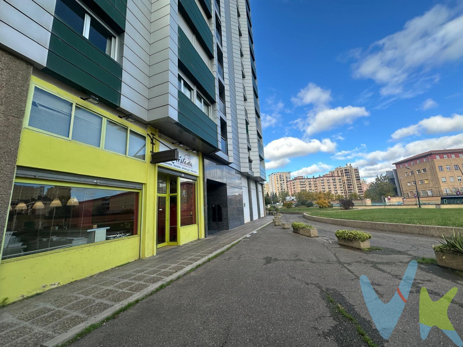 ✨ Oportunidad única en Vázquez de Mella. En el corazón de la urbanización y a un paso del hospital Miguel Servet, del colegio Jesuitas y del tranvía, se pone a la venta este luminoso local comercial, ideal para quienes buscan un espacio versátil. El local, de 95 m², se distribuye en una amplia sala principal a pie de calle y, subiendo unas cómodas escaleras, una segunda zona polivalente con acceso directo a una terraza privada de 28 m², perfecta para crear un ambiente exterior exclusivo. Dispone de dos baños, almacén principal y un almacén adicional en altura, ofreciendo numerosas posibilidades de organización y almacenamiento. Destaca por su gran luminosidad, con sol de mañana y de tarde entrando por dos orientaciones, además de su excelente ventilación natural. Su última actividad fue de bar, aunque sus características y ubicación lo hacen ideal para múltiples negocios: salud, servicios, hostelería ligera, academia, tienda especializada.. En la propia urbanización encontrarás más comercios consolidados, lo que genera un flujo constante de vecinos y visitantes. Además, la zona cuenta con parking cercano y un entorno muy transitado gracias a las consultas del hospital. Gastos de compraventa e intermediación no incluidos en el precio. **NOTA HISTÓRICA: Juan Vázquez de Mella y Fanjul fue un político tradicionalista, escritor y filósofo español, ideólogo del carlismo durante la Restauración. Además fue elegido académico de la Real Academia Española.