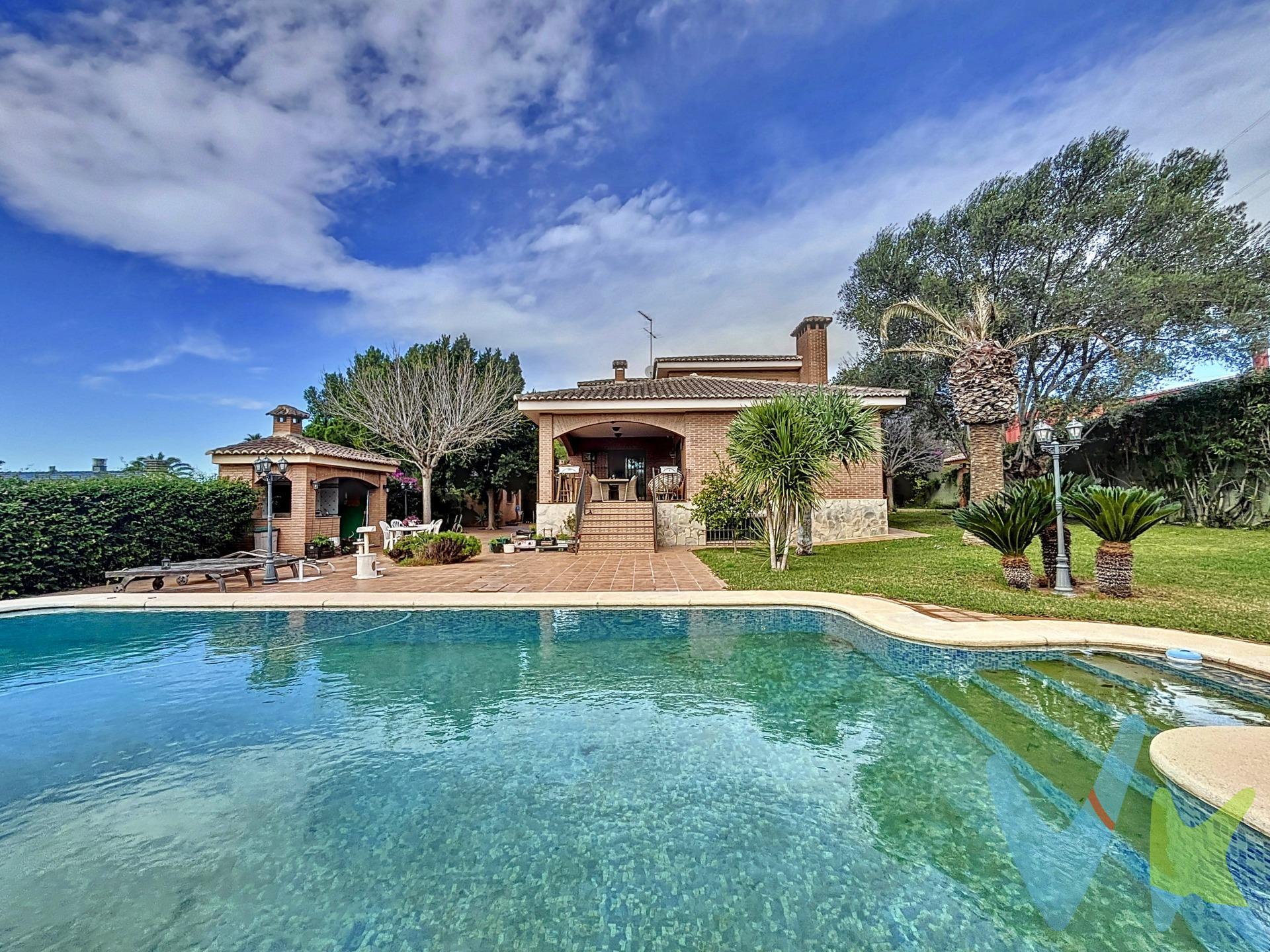 ¡Imagínate viviendo en este encantador chalet independiente! Un lugar donde cada rincón te invita a disfrutar, con 435 m² distribuidos en cuatro plantas y una parcela esquinera de 1.257 m², llena de luz, naturaleza y comodidad. Al entrar, una puerta de madera te da la bienvenida y abre paso a un elegante vestíbulo que conecta con un amplio distribuidor. Desde aquí, accedes a un salón espacioso, lleno de claridad, que se abre a una terraza perfecta para desayunos con vistas al jardín. La cocina independiente, equipada con una práctica isla, es el corazón ideal para preparar tus mejores recetas mientras disfrutas de vistas a la piscina rodeada de grandes árboles. En la planta baja, encontrarás una habitación llena de luz y un baño con ducha para tus momentos de relax. Al subir las escaleras, descubrirás tres dormitorios dobles donde el descanso es el protagonista, además de una suite principal con un vestidor de ensueño y un baño privado para tu disfrute. En la segunda planta, tres habitaciones más te brindan libertad para crear espacios que reflejen tu estilo de vida: desde un despacho hasta un rincón de juegos. El sótano es más que práctico: estaciona cómodamente dos coches, organiza tu lavandería con salida al jardín y disfruta de una zona diáfana para almacenaje o actividades. Escucha esto:. La brisa en el jardín mientras riegas tus plantas con el sistema automático. El chapoteo en la piscina de gresite, con su elegante escalera romana. La charla animada de amigos y familiares junto a la barbacoa. Un lugar pensado para ti La vivienda cuenta con calefacción de gas natural, aire acondicionado, suelos de gres y paredes lisas. Los armarios empotrados en todas las habitaciones añaden funcionalidad sin restar espacio. Cerca de todo lo que necesitas A pocos pasos de colegios, instituto, polideportivo y supermercados. A solo 2 km del encantador pueblo de La Eliana, con sus restaurantes, tiendas locales y todos los servicios a tu alcance. No imagines más, ven a descubrirlo Por mandato expreso del propietario, este chalet se comercializa en exclusiva. Si eres agente inmobiliario con un cliente interesado, ¡llámanos y colaboramos!. La descripción del presente inmueble e imágenes tienen mero carácter informativo y en ningún caso carácter contractual, pudiendo ser modificados por la inmobiliaria comercializadora sin que ello implique responsabilidad alguna frente a terceros. En el precio de venta a público, esta propiedad NO incluye los gastos de adquisición (Notario, registro, gestión, honorarios, etc…).