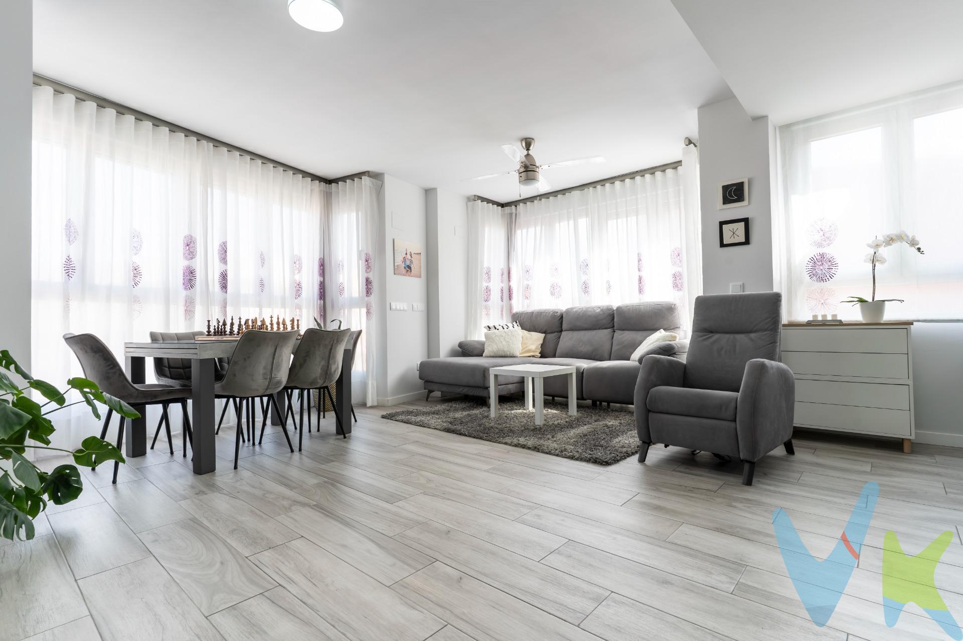 En pleno barrio de San Antoni, donde Valencia respira autenticidad y vida de barrio, te espera algo extraordinario. Este piso no es uno más —es el resultado de una fusión arquitectónica pensada al detalle, donde dos viviendas se transformaron en una única obra maestra de estilo y funcionalidad. Desde el primer paso, la sensación de amplitud te envuelve. El salón-comedor con cocina americana se baña de luz natural gracias a los ventanales de gran formato orientados al sur-este. Aquí, cada amanecer es un espectáculo privado, filtrado a través de unas cortinas vaporosas que acompañan al café y la calma. La fusión de los suelos de gres imitación parquet con la decoración neutra y elegante genera una atmósfera cálida, moderna y acogedora. Nada ha sido improvisado. Cada estancia transmite equilibrio: desde las cinco habitaciones versátiles (perfectas para familias, teletrabajo o invitados) hasta los dos baños de líneas contemporáneas, uno de ellos en suite, diseñados para convertir el cuidado personal en un ritual. Y más allá de los metros —que no son pocos— está la sensación de hogar. Este piso no solo se vive; se siente. Es el lugar donde las tardes de otoño se convierten en momentos únicos junto a la ventana, donde cada rincón invita al descanso y la conversación. Si buscas algo realmente especial, que no repita lo que ya has visto mil veces, esta es tu oportunidad. Porque en este piso no te mudas.. te quedas. El precio no incluye ni impuestos ni gastos de formalización . 📍 Zaidía – San Antoni. 🏡 5 habitaciones | 2 baños | Construido en 2021. ✨ Obra nueva con carácter | Modernidad y alma. 📐 Orientación sureste | Grandes ventanales | Luz a raudales.        2 plazas de garaje y trastero incluidos en el precio