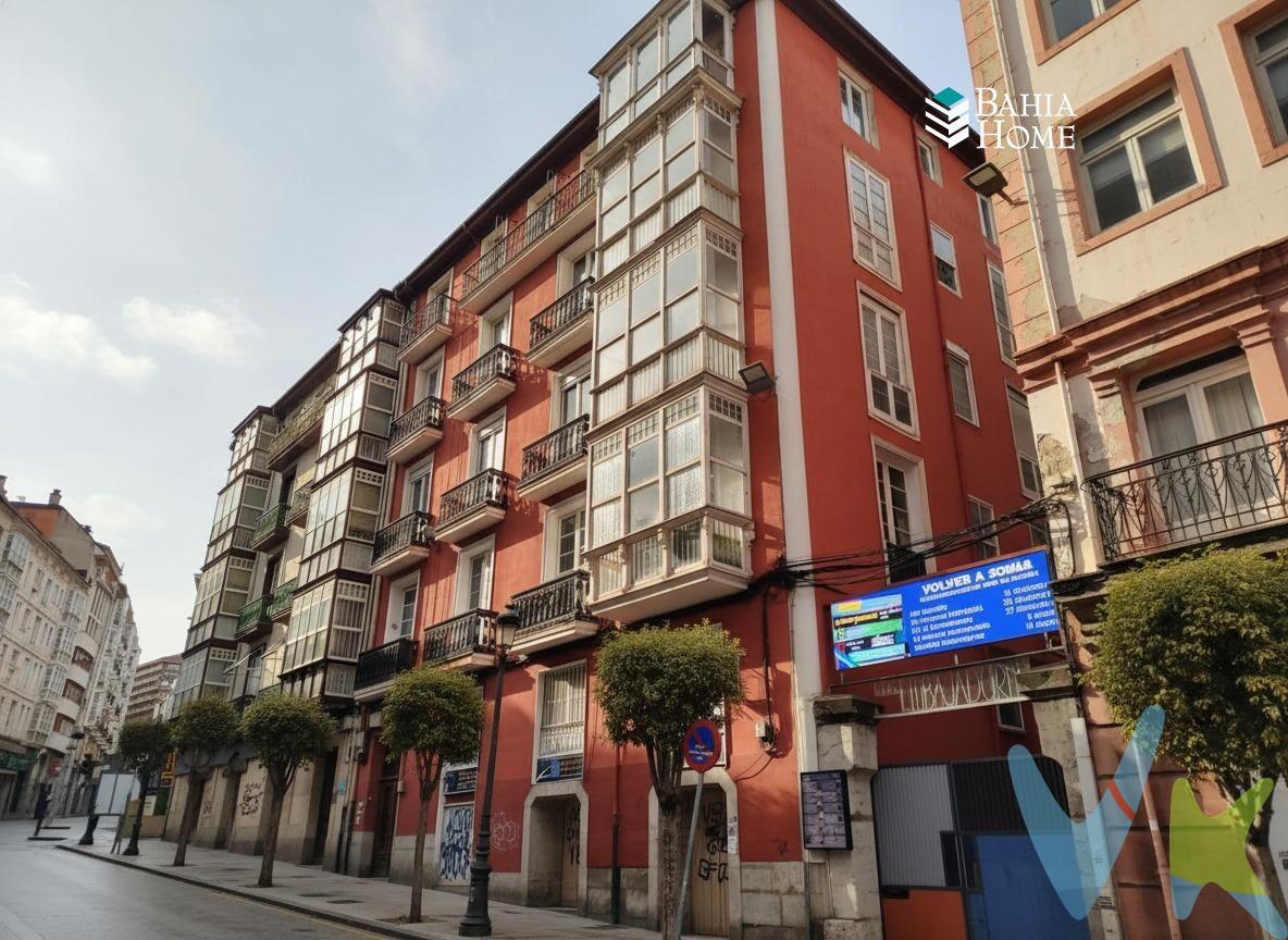 🏛️ UNA PROPIEDAD EXCLUSIVA EN EL CORAZÓN DE SANTANDER. Espacio, ubicación y potencial en una sola vivienda. 📍 En pleno centro de Santander, detrás del Ayuntamiento, se sitúa esta propiedad única por dimensiones, vistas y posibilidades de transformación, en una de las zonas más demandadas y consolidadas de la ciudad. Una oportunidad que combina ubicación privilegiada, amplitud y proyección de valor. 🌟 AMPLITUD, LUMINOSIDAD Y VISTAS DESPEJADAS:. 📐 250 m² útiles. 🛏️ 9 habitaciones. 🚿 2 baños. 👀 Vistas abiertas al Mercado de la Esperanza. Una vivienda amplia y versátil, ideal para crear una gran residencia urbana, adaptada a un estilo de vida exclusivo o a un proyecto de alto nivel. 🔨 UN LIENZO EN BLANCO PARA DISEÑAR A TU MEDIDA:. La vivienda se encuentra completamente para reformar, lo que permite:. ✏️ Diseñar una distribución personalizada. 📏 Aprovechar al máximo cada metro cuadrado. 📈 Potenciar todo su valor y funcionalidad. Una base perfecta para dar forma a un proyecto único en una ubicación irrepetible. 📍 UBICACIÓN PRIME = VALOR SEGURO Y RENTABILIDAD. 🏙️ Centro absoluto de Santander. 🛍️ A un paso de comercios, servicios y transporte. 🔥 Zona con altísima demanda y escasa. 💼 Inversión sólida, estable y con recorrido. ✨ UNA OPORTUNIDAD DIFÍCIL DE REPETIR. Propiedades de este tamaño, en una ubicación tan céntrica y con este potencial, son excepcionales. Si valoras el espacio, la localización y las posibilidades a largo plazo,. esta vivienda merece tu atención. 📞 Contacta ahora y solicita más información. El precio de venta no incluye los gastos e impuestos derivados de la compraventa, tales como el Impuesto sobre Transmisiones Patrimoniales (ITP),  Notaría y Registro de la Propiedad, ni cualquier otro gasto que, conforme a la legislación vigente, corresponda asumir al comprador. En Cantabria, el tipo general del ITP es actualmente del 9 %. No obstante, la normativa autonómica contempla distintos tipos reducidos y beneficios fiscales, cuya aplicación dependerá de las circunstancias personales del comprador, de las características y destino de la vivienda, así como del cumplimiento de los requisitos establecidos en la normativa vigente. En Bahía Home Inmobiliaria estudiaremos tu caso de forma personalizada para informarte de los beneficios fiscales que, en su caso, puedan resultar y ayudarte a conocer el coste real de la operación antes de la compra.