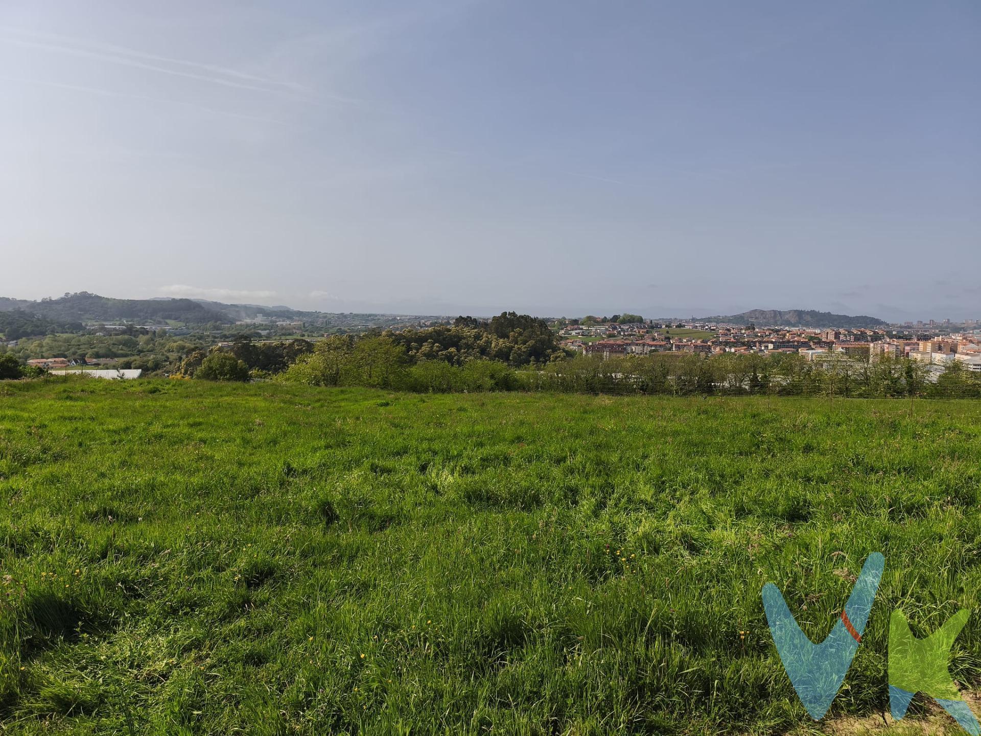 Se vende magnífico terreno rústico de 9.256 m², formado por un conjunto de 2 fincas, situado en un enclave privilegiado con unas espectaculares vistas panorámicas. Ubicado en un entorno natural de gran belleza, ofrece la tranquilidad del campo con la comodidad de encontrarse a escasos minutos de la ciudad. Una finca ideal para desarrollar una actividad agrícola, ganadera o forestal en una ubicación excepcional. El terreno está clasificado como Suelo Rústico de Protección Especial, por lo que la normativa permite la construcción de una vivienda únicamente cuando esté vinculada a una explotación agrícola, ganadera o forestal, además de las edificaciones auxiliares autorizadas para dicha actividad. Una excelente oportunidad para quienes buscan un espacio amplio, bien comunicado y con un entorno privilegiado para desarrollar un proyecto en plena naturaleza. Los impuestos, gatos de notaría y registro no están incluidos en el precio.