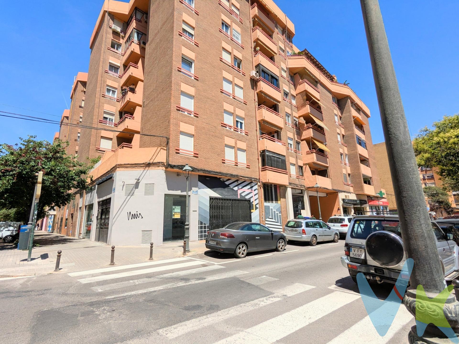 Ahora tienes la ocasión de dejar de perder tiempo cuando vuelves a casa después de un largo día.. Se vende plaza de garaje en la calle Jaime Esteve Cubells, junto a Guardia Civil. Se situa en la planta única -1 del edificio y es apta para un coche mediano. No lo dudes y ven a visitarla cuanto antes porque encontrar plaza de garaje en Benimaclet, es tarea complicada.. ***. Agencia Registrada con el Nº 5343 en el Registro Obligatorio de Agentes Inmobiliarios de la Comunitat Valenciana, según el DECRETO 98/2022, de 29 de julio, del Consell, por el que se regula el Registro de Agentes de Intermediación Inmobiliaria de la Comunitat Valenciana. La documentación del inmueble ha sido revisada y estimamos que reúne todos los requisitos necesarios para ser comercializado. El precio ofertado no incluye los honorarios de la agencia a cargo del comprador, que ascienden a 1.500 euros, más I.V.A. (21%). El precio ofertado tampoco incluye ni los gastos de notaría y de registro de la propiedad (que están sujetos a aranceles y varían dependiendo del precio de venta), ni los impuestos (que en la Comunidad Valenciana varían dependiendo del precio del inmueble y de las características personales del comprador). Las medidas aquí expuestas han sido obtenidas del Catastro. El anuncio no es vinculante, puede contener errores. ¿Tienes alguna duda? Consúltanos. ***. Los vendedores han confiado en este equipo para gestionar la venta del inmueble de forma exclusiva. Como no puede ser de otra forma, garantizamos un servicio de calidad, actuando en todo momento de forma transparente, ética y profesional. Así pues, se ruega la no interferencia de terceros y, sobre todo, no molestar a los propietarios, a los ocupantes del inmueble o a los vecinos. Muchas gracias por tu comprensión. 