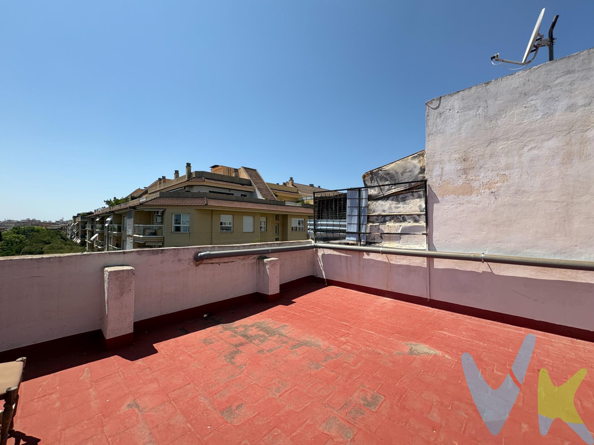 . ¿Buscas dejar de pagar alquiler y empezar tu propia historia? Este tercer piso es el lienzo en blanco perfecto para quienes buscan luz, comodidad y una ubicación estratégica. Situado en el límite entre Cas Capiscol y Camp Redó, tendrás todo a un paso: desde las compras en Carrefour y el ocio de Ocimax, hasta centros médicos, colegios y una conexión rapidísima con la Vía de Cintura y el centro de Palma. Lo que te enamorará de tu nueva casa:. Luz a raudales: Olvídate de pisos oscuros. Gracias a sus claraboyas y su altura, el salón es una explosión de luz natural. Confort todo el año: Disfruta de inviernos acogedores junto a la chimenea del salón y veranos frescos gracias a los ventiladores de techo y el sistema de aire acondicionado split. Calidad de vida: 3 habitaciones ideales para teletrabajar o ampliar la familia, cocina equipada y ventanas de PVC Climalit para que el ruido de la ciudad se quede fuera y el ahorro energético se quede dentro. ¿El tema del tercer piso sin ascensor? Míralo de esta forma: es tu "gimnasio privado" diario que te mantendrá en forma sin pagar cuotas. Además, vivir en la planta superior te garantiza vecinos más tranquilos (nadie caminando sobre tu cabeza) y, lo mejor de todo, ¡unos gastos de comunidad mínimos! Es la inversión inteligente para empezar con buen pie. Además en la azotea tiene una terraza comunitaria de uso privativo donde esta ubicado el trastero. El precio de venta indicado no incluye el Impuesto de Transmisiones Patrimoniales (ITP), que será orientativamente del 8 %, ni los gastos notariales y registrales, estimados orientativamente en un 2 % del valor de la compraventa, los cuales deberán ser abonados por la parte compradora al firmar la correspondiente escritura pública. El importe de los impuestos se calcula sobre el precio final que conste en la escritura pública y puede variar en función de la normativa aplicable, así como de las subvenciones, ayudas, edad y demás circunstancias personales del contribuyente. Los honorarios de la agencia inmobiliaria serán asumidos íntegramente por la parte vendedora, no suponiendo coste alguno para la parte compradora. Inmobiliaria Inscrita en el Registre Oficial de Agents Immobiliaris de les Illes Balears con el NÚMERO REGISTRO: GOIBE747077/2024