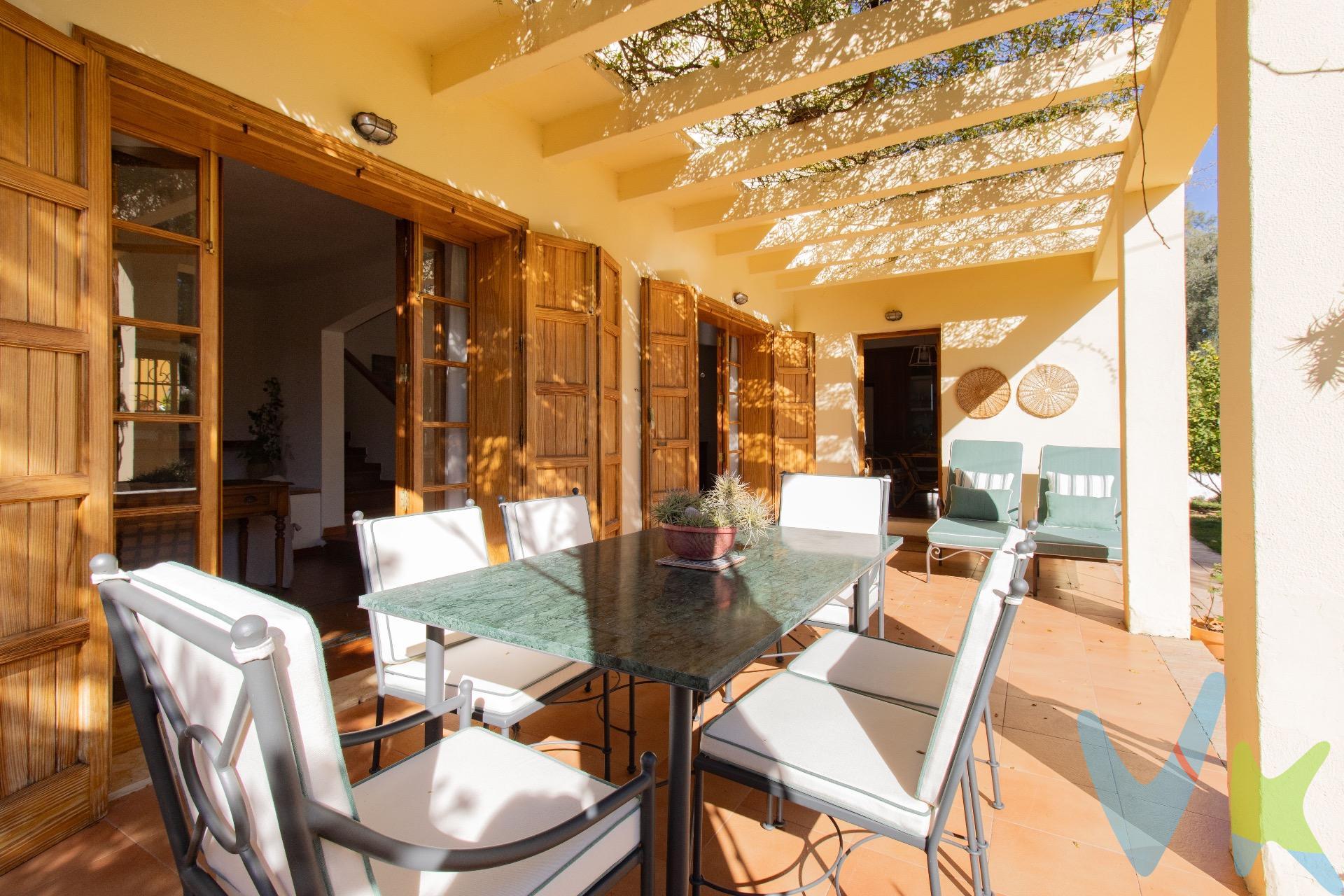 Vive el encanto mediterráneo en Náquera. En la tranquila urbanización de Bonanza, te espera esta preciosa casa de estilo mediterráneo que combina luminosidad, comodidad y naturaleza. Con 158 m² útiles y un jardín de más de 500 m² lleno de vegetación, es el hogar perfecto para disfrutar de la calma del entorno y la belleza de un jardín cuidado. La casa cuenta con un porche de 20 m² con orientación este, lo que le permite disfrutar de muchas horas de luz natural. Este porche está cubierto por una enredadera de rosales que, en primavera, se llena de hermosas rosas blancas, creando un espacio único y acogedor. Desde la planta baja, se puede acceder fácilmente a ambos porches, el este y el sur, gracias a unos amplios ventanales de madera que abren completamente el interior hacia el jardín. En la planta baja, la distribución es ideal: una amplia sala de estar con chimenea, un comedor separado por arcos de estilo mediterráneo, un baño, un pequeño trastero y una cocina independiente, espaciosa y completamente equipada, que también dispone de un pequeño comedor. Todo esto se conecta con los porches, creando un ambiente abierto y luminoso. El suelo porcelánico de estilo mediterráneo está en perfecto estado, aportando calidez y elegancia. En la planta superior, encontrarás tres habitaciones dobles, y dos terrazas privadas desde las que disfrutar de vistas al jardín y a la urbanización. La habitación principal cuenta con un gran baño en-suite además de tener acceso a su propia terraza, brindando mucha privacidad y confort. Además, desde esta planta se accede a una buhardilla, que actualmente se usa para almacenaje, pero que ofrece la posibilidad de transformarse en una cuarta habitación o el lugar de trabajo ideal. El jardín rodea la casa con su cuidada vegetación y zonas ajardinadas que invitan a relajarse. En el lateral, un acceso pavimentado ofrece la comodidad de aparcar varios coches. Vivir en Bonanza es disfrutar de un entorno natural y tranquilo, sin renunciar a las ventajas de estar cerca de Valencia capital, y a cinco minutos de la población de Náquera en la que podrás encontrar todos los servicios.  Esta casa ofrece todo lo que necesitas para crear un hogar acogedor y lleno de confort ¡Ven a descubrirlo con nosotros!. 