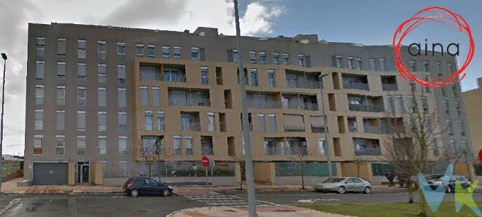 Se alquila Plaza de garaje y trastero en Nuevo Artica, Calle Madres de  la Plaza de Mayo Nºs 1, 3, 5, y 7 con María Dominguez Nºs 2, 4, 6, 8 y 10  y con Rigoberta Menchu  Nºs 1 y 3. Plaza de garaje amplia y cómoda,  con el trastero al lado en el sótano -2 del edificio, Garaje con dos entradas/ salida,  al lado de la ciudad deportiva Artica, solo hay que pasar un puente. Largo: 5 m. Ancho: 2.70  . Tastero: 3,5 m2. Se pide un mes de fianza y otro para el mando. Honorarios de la inmobiliaria 95€+IVA
