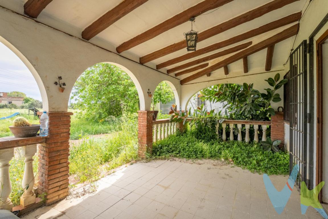Finca de 13.000 m²,aprox. situada en las proximidades de Reus, con fácil acceso y perfectamente delimitada gracias a su vallado. El terreno dispone de agua de pozo y luz, lo que lo hace ideal para múltiples usos..Dentro de la propiedad, encontramos dos edificaciones principales, una de 100 m² y otra de 50 m², ambas con necesidad de rehabilitación. Estas construcciones podrían convertirse en una acogedora vivienda, o espacios adaptados para la actividad que prefieras...Además, el terreno cuenta con dos naves de 600 m² cada una, perfectas para almacenamiento, talleres, etc..También dispone de una nave de 500 m2. aprox, ideal para guardar coches, desarrollar aficiones, gimnasio, materiales, etc...Con esta propiedad versátil y de gran extensión, tendrás la libertad de crear, emprender o simplemente disfrutar de un espacio único. ¡Ven a conocerla y convierte tus sueños en realidad!.El precio indicado corresponde al PVP (Precio de Venta al Público).Los gastos adicionales derivados de la compraventa como los de notaría, registro de la propiedad e Impuesto de Transmisiones Patrimoniales (ITP)no están incluidos en el PVP. Estos gastos pueden variar según el precio final de la operación y la normativa aplicable, ya que se calculan sobre la base imponible del valor de transmisión del inmueble. API: 659 AICAT: 2268 ANTONIO MIGUEL GIL LLABERIA  - VIVENDEX REUS PARTNERS SL