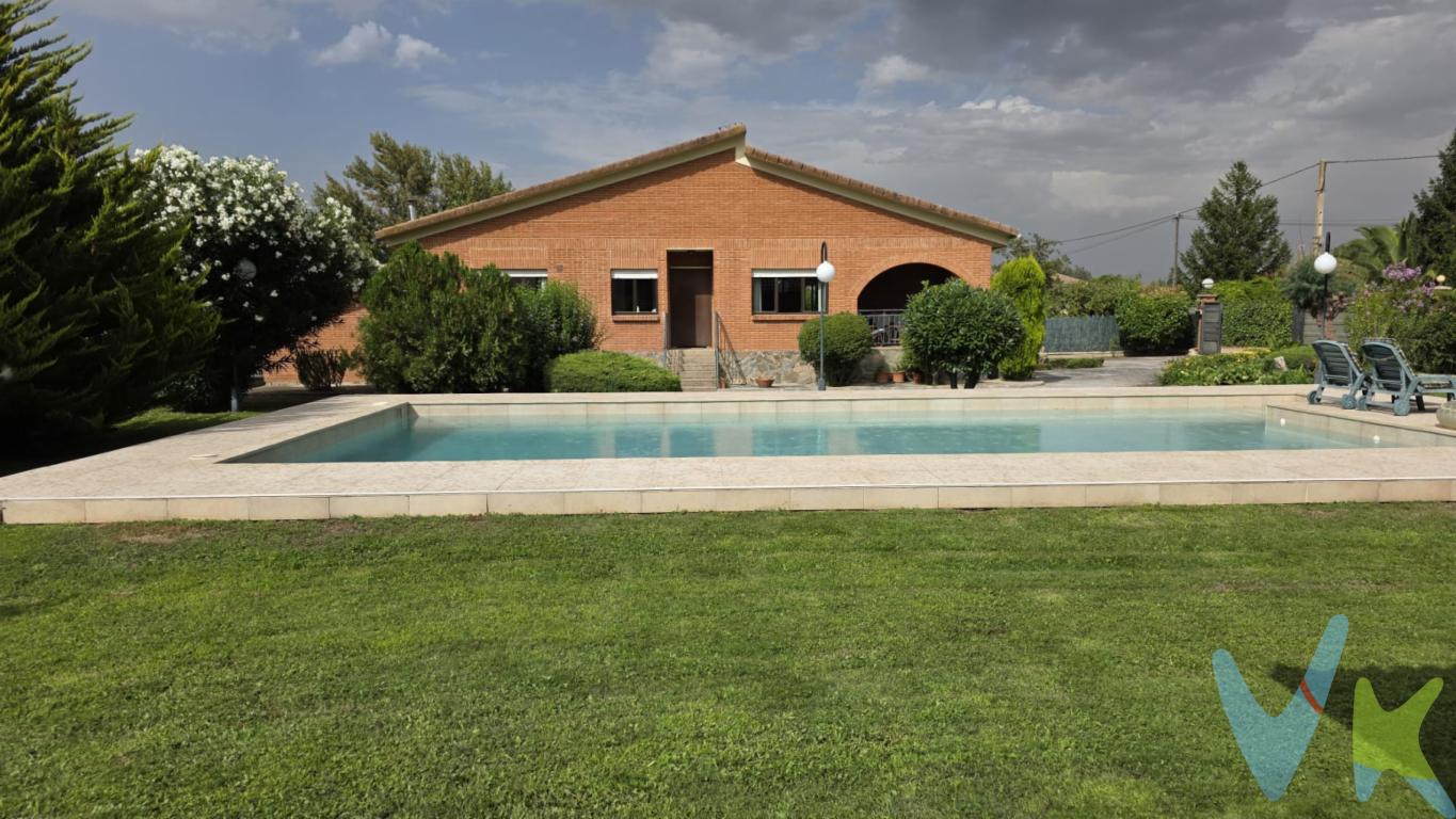 Les presentamos esta finca rústica con parcela  vallada de casi 2.200 m2 y casa  legalizada en registro y construida del año 1982 que cuenta con cédula de habitabilidad. Entre la superficie de la casa el merendero y la piscina suman 240 m2 construidos, siendo la superficie útil de la casa de 117 m2, que se divide en salón con chimenea con dos accesos, tres dormitorios, baño y cocina. Se entrega en este precio equipada y amueblada. Agua de pozo privado y legalizado, no cuenta con agua corriente y dispone de fosa séptica electricidad, depuradora y caldera individual de gasoil. El merendero equipado cuenta también con chimenea y dispone de aseo en vestuarios y dos despensas, todo junto a la piscina. Cómodo acceso con vehículos a través de puerta motorizada, dispone de parking con tejavana para cinco vehículos. La mayor parte de la parcela cuenta con césped natural y en el lado oeste de la finca cuenta con una amplia huerta. Tanto la parcela como el interior de la vivienda se encuentran en perfecto estado de mantenimiento.