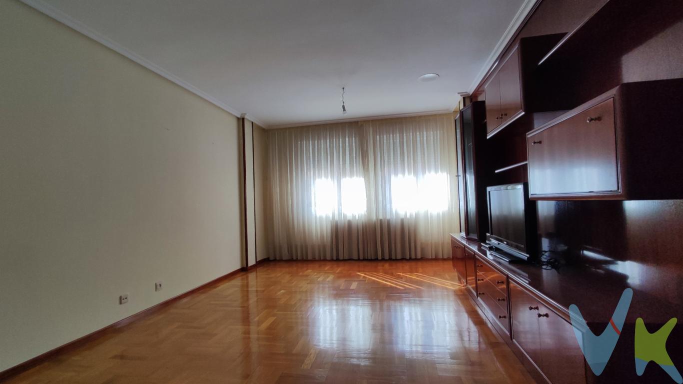 Piso muy amplio y luminoso en pleno centro de Logroño. Calefacción  individual de gas. Terraza y dos balcones.Exterior. Trastero.Dos baños muy amplios uno de ellos con ventana y ducha.Cocina totalmente equipada. Orientación Este/Oeste. Bonitas vistas a ciudad. Todos los servicios en el entorno. 