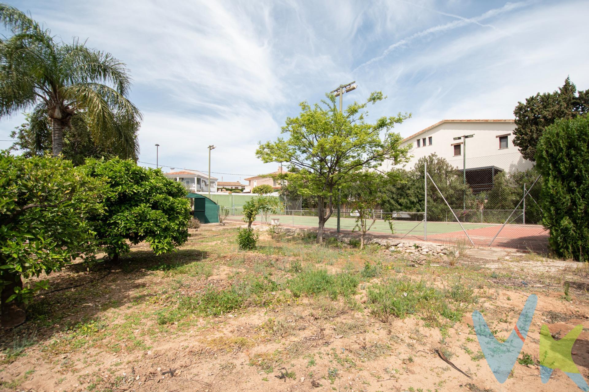 Parcela urbana en El Vedat de Torrent, uno de los enclaves más exclusivos y selectos de Valencia, donde el lujo no se impone, se percibe. Aquí, los días empiezan de otra manera. La luz se filtra entre los pinos, el silencio tiene presencia propia y el ritmo baja sin que te des cuenta. El Vedat no es solo una ubicación, es una forma de vivir: más pausada, más privada, más consciente. Un entorno donde cada vivienda refleja personalidad, nivel y ese equilibrio perfecto entre elegancia y confort. Rodeado de naturaleza consolidada y viviendas de alto standing, este enclave ofrece algo difícil de encontrar: intimidad real sin aislamiento. La parcela, con más de 1.000 m², es de forma trapezoidal, con 24 m de fachada a vía pública, ensanchándose progresivamente hasta alcanzar 29,32 m en su parte posterior y una profundidad de 37,68 m, lo que aporta un valor añadido de amplitud y libertad, permitiendo crear espacios exteriores generosos, privados y perfectamente integrados en el entorno. Además, disfruta de una rápida y cómoda salida hacia Valencia, a escasos minutos, lo que facilita el día a día sin renunciar a la tranquilidad de un entorno privilegiado. Esta parcela es el punto de partida de algo más grande: un hogar hecho a medida. Un lugar donde imaginar desayunos al sol, tardes de piscina con la familia, celebraciones que se alargan sin mirar el reloj y noches tranquilas en un entorno que invita a quedarse. Espacios abiertos, luz, exterior y vida. Un hogar donde cada etapa encuentra su lugar y donde los recuerdos no se improvisan, se construyen. Porque al final, no se trata solo de diseñar una vivienda (siempre conforme a la normativa urbanística), sino de crear un refugio personal en una de las zonas más VIP de Valencia. Un lugar al que siempre apetece volver. ¿A qué esperas para venir a descubrirla y empezar a construir el hogar con el que siempre has soñado? Aquí puede comenzar tu nueva vida. 