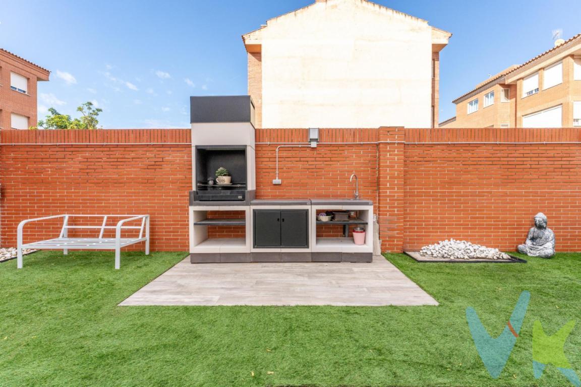 En la zona Parellada de Cambrils, se encuentra esta casa esquinera que promete ser el hogar de tus sueños. .Desde la planta baja, donde se encuentra un amplio garaje que da la bienvenida a tus vehículos, con cabida para 2 coches y dos puertas de acceso y ofrece espacio extra para almacenamiento, hasta la buhardilla de la planta superior, cada rincón de esta vivienda ha sido diseñado pensando en el confort y la elegancia..Al subir a la primera planta, nos encontramos con tres luminosas habitaciones y dos baños completos, cada uno de ellos concebido para proporcionar la máxima comodidad y privacidad. El diseño de estas estancias asegura privacidad y serenidad, creando el ambiente perfecto para relajarse al final del día..La segunda planta se convierte en el corazón del hogar, con una cocina que invita a explorar las delicias culinarias y un comedor espacioso donde compartir invaluables momentos con familiares y amigos. Las ventanas de esta planta permiten que la luz del sol inunde cada rincón, realzando la calidez y el encanto del hogar..La planta superior alberga una encantadora buhardilla completamente equipada, incluyendo un aseo y una acogedora salida a una terraza, ideal para disfrutar de las vistas al mar y del aire fresco. Este espacio adicional ofrece versatilidad, pudiendo ser utilizado como un estudio, una sala de juegos o incluso un dormitorio extra..Un detalle distintivo de esta propiedad es el jardín, resultado de la propiedad de la parcela adyacente. Este espacio verde es perfecto para disfrutar de actividades al aire libre, desde relajantes tardes de lectura hasta animadas reuniones y barbacoas..Con acabados de alta calidad y un diseño que maximiza la luz natural y la funcionalidad, esta casa no solo es un hogar, sino un refugio de estilo y confort. Además, su ascensor añade un toque de modernidad y comodidad, asegurando que cada planta sea accesible para todos. Dispone de calefacción por radiadores de gas y también cuenta con climatización por conductos.El precio indicado corresponde al PVP (Precio de Venta al Público).Los gastos adicionales derivados de la compraventa como los de notaría, registro de la propiedad e Impuesto de Transmisiones Patrimoniales (ITP)no están incluidos en el PVP. Estos gastos pueden variar según el precio final de la operación y la normativa aplicable, ya que se calculan sobre la base imponible del valor de transmisión del inmueble. API: 659 AICAT: 2268 ANTONIO MIGUEL GIL LLABERIA  - VIVENDEX REUS PARTNERS SL